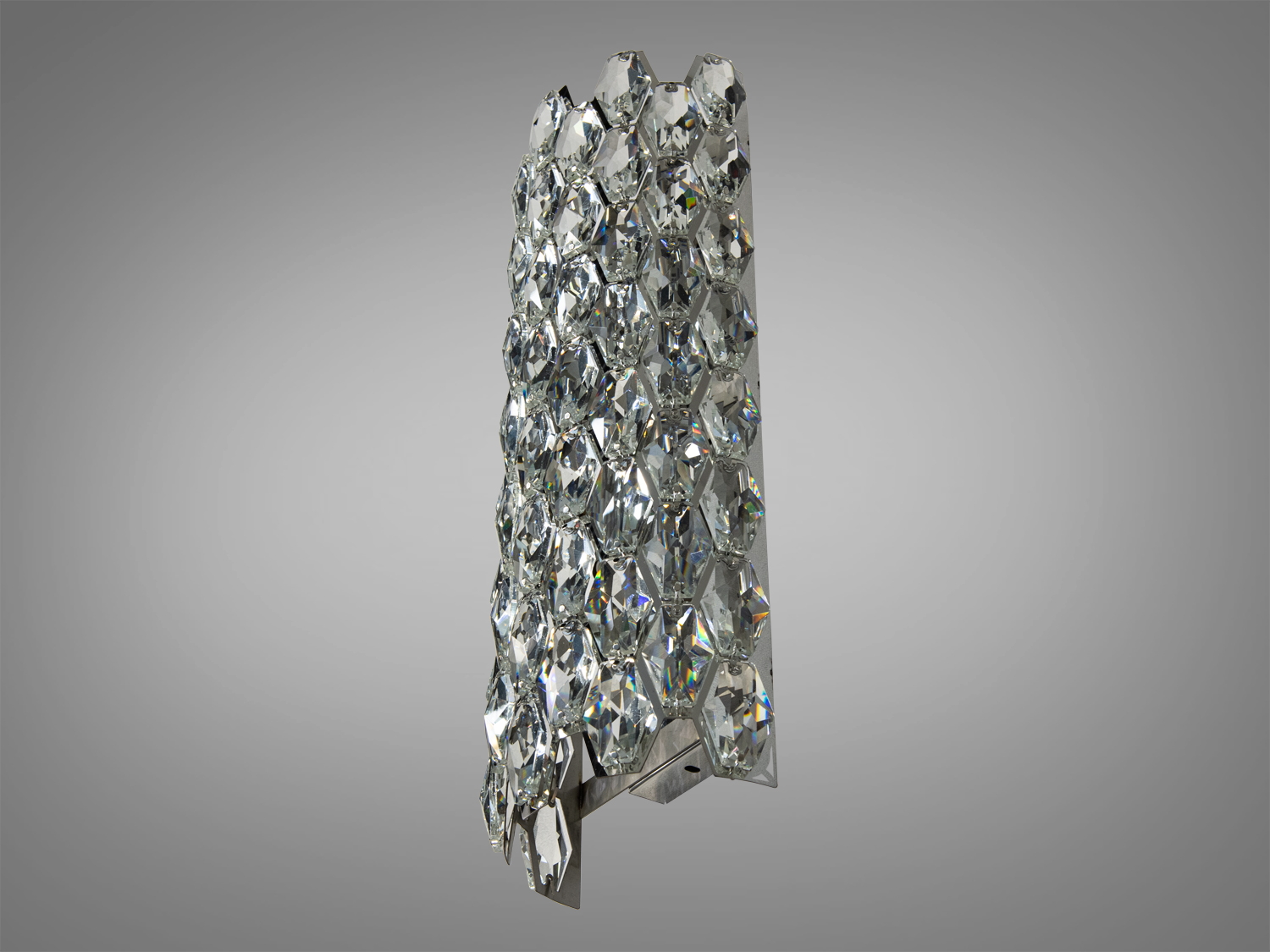 Світильник з кристалами, що створюють призматичний ефект, має квадратну основу, ідеальний для акцентного освітлення.