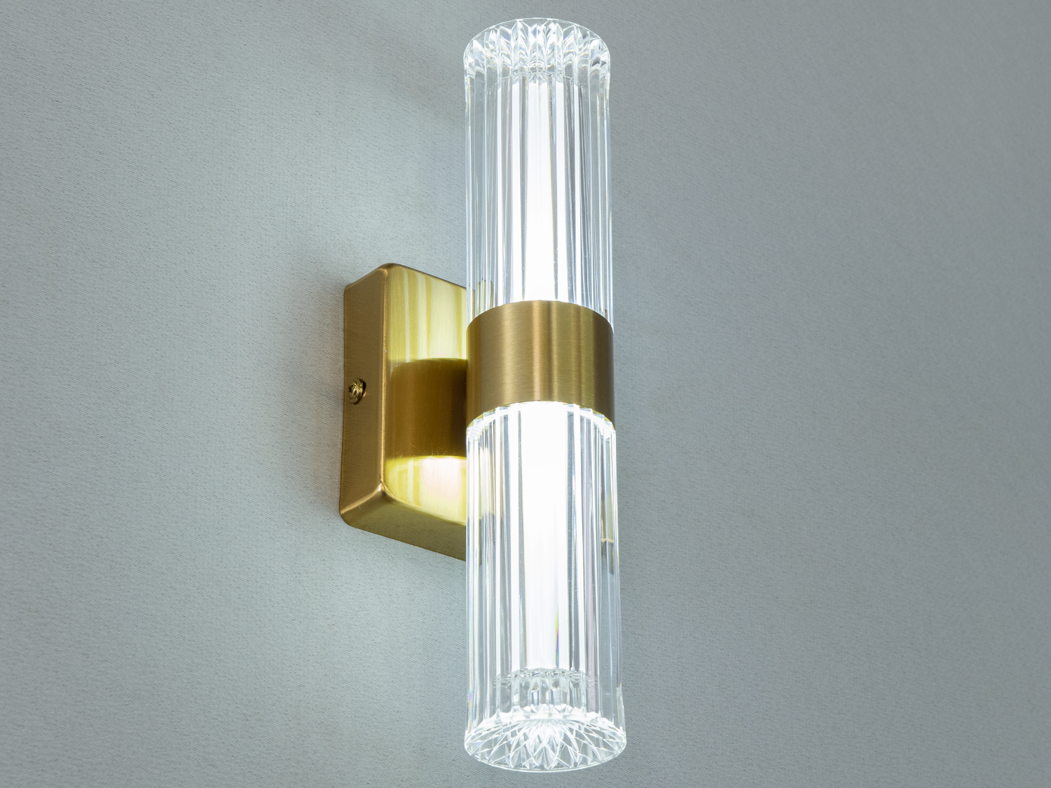 олотистий колір та лаконічний дизайн підкреслюють розкіш та стиль.