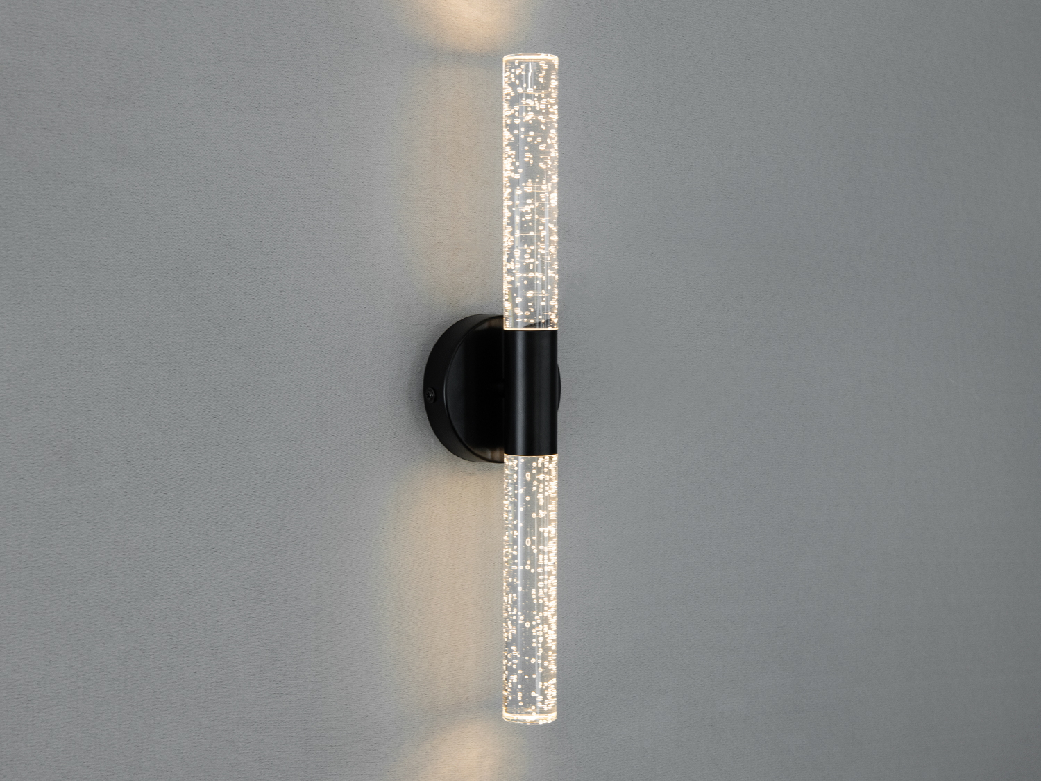 Міцний корпус із чорним матовим покриттям, стійким до корозії, та акрилові прозорі вставки.