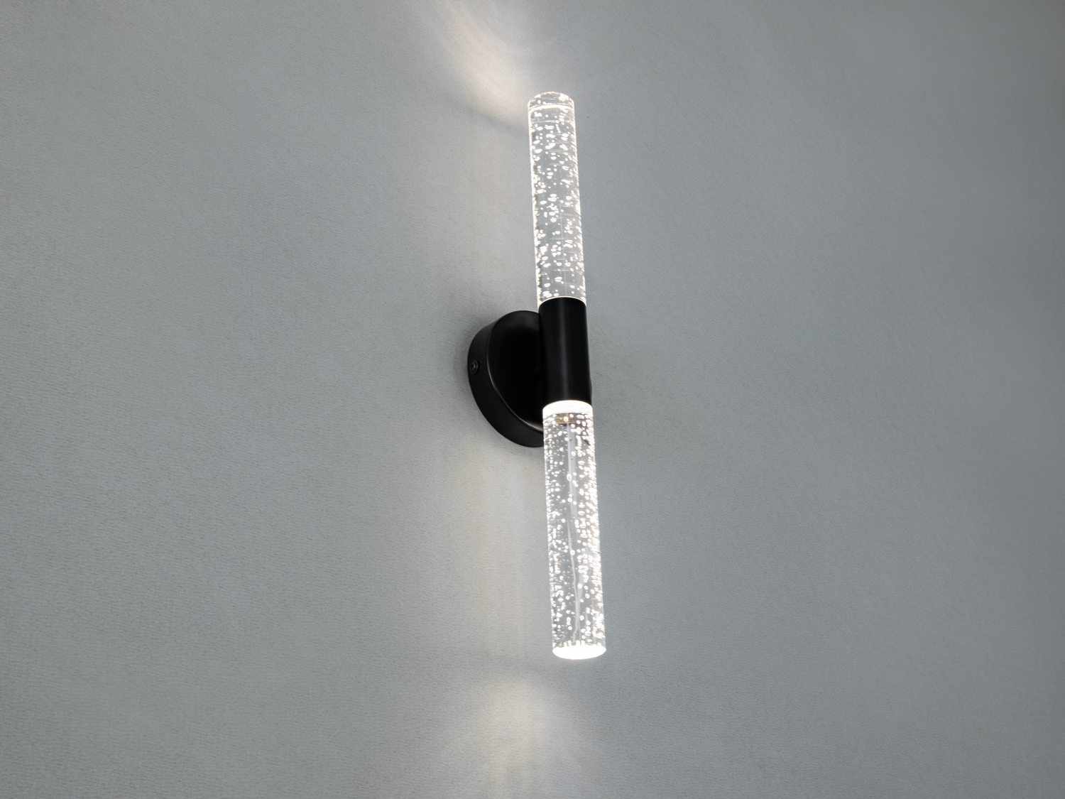 Акриловий плафон і тепле світло цієї моделі роблять її ідеальною для дитячого простору.