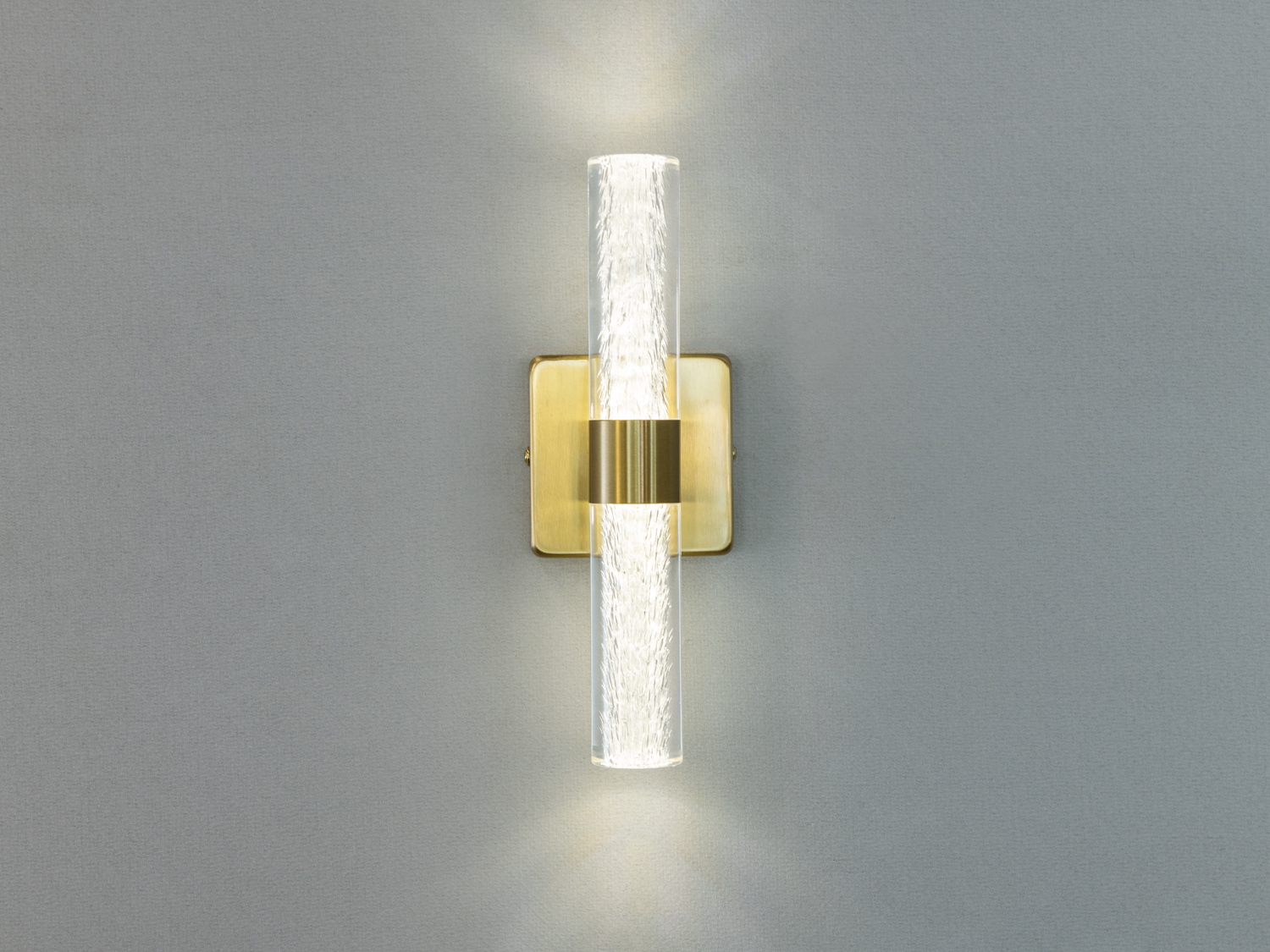 Дифузор із акрилу не лише забезпечує рівномірне та мяке розсіювання світла, але й створює цікавий світловий ефект на стіні, що додає інтерєру додаткової глибини та візуального інтересу.