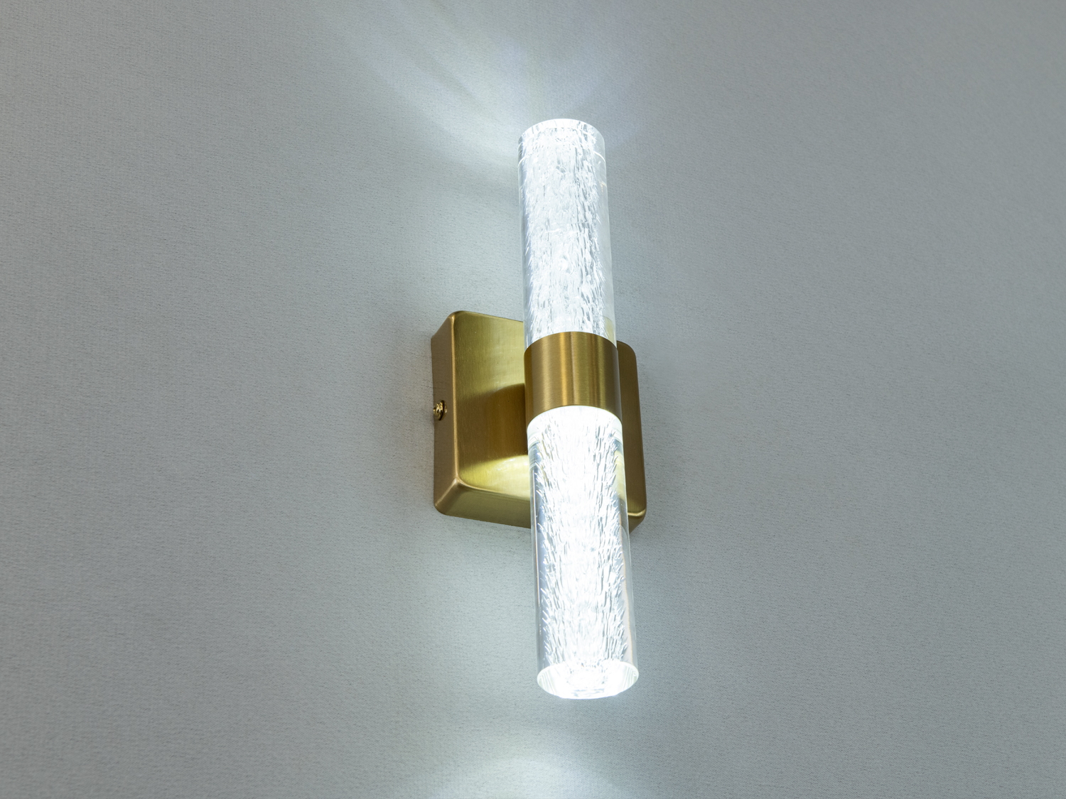 Бра виглядає як арт-обєкт: сувора симетрія циліндра гармонійно поєднується з металевим кріпленням.