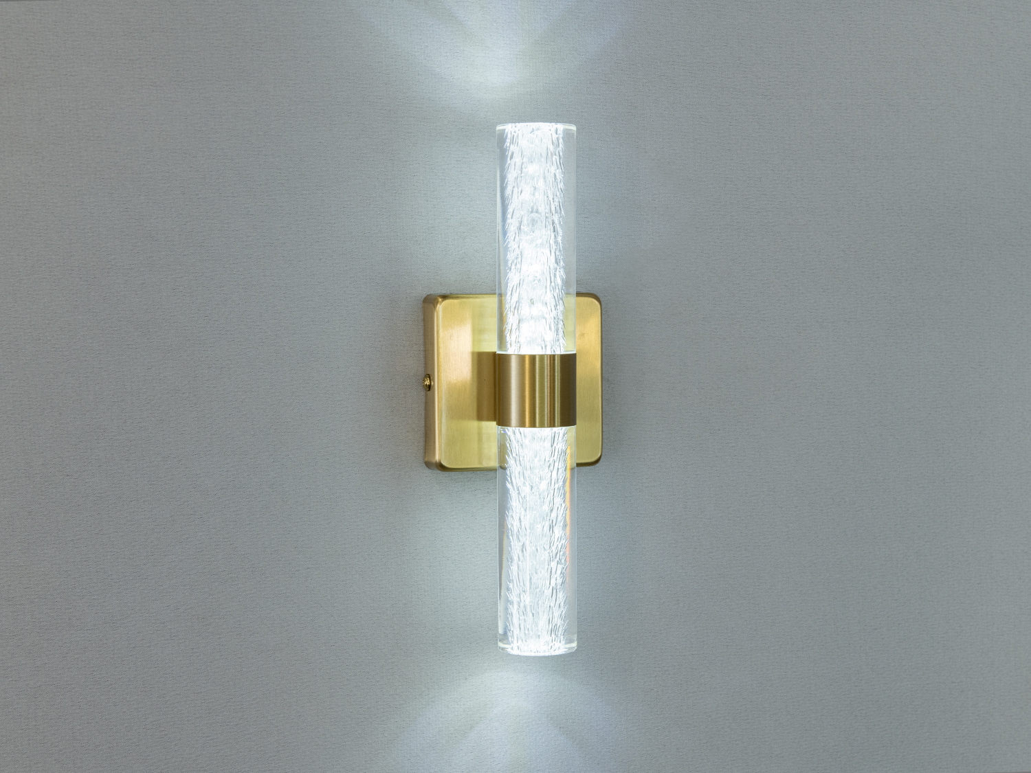 Стильне світлодіодне бра в для холу потужністю 6 Вт стане справжньою перлиною будь-якого інтерєру. Його корпус виконаний у теплих золотих тонах, що додає елементу витонченої елегантності.