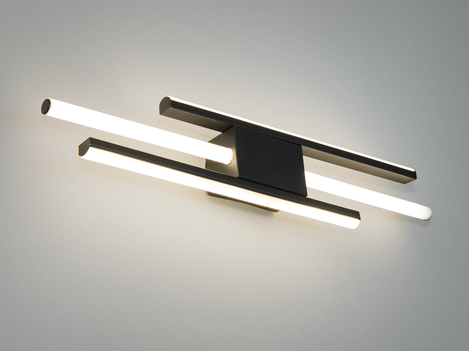 Світильник можна розташовувати як вертикально, так і горизонтально.