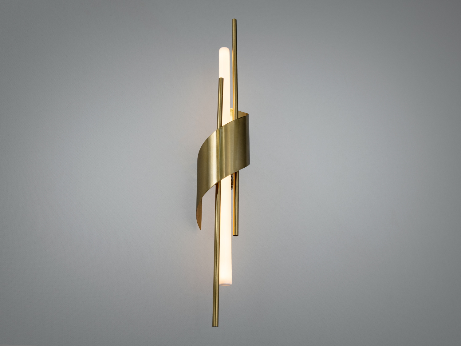 Настінний світильник з металу золотистого кольору, вертикальна форма, підходить для сучасних інтер′єрів, з декоративною стрічкою.