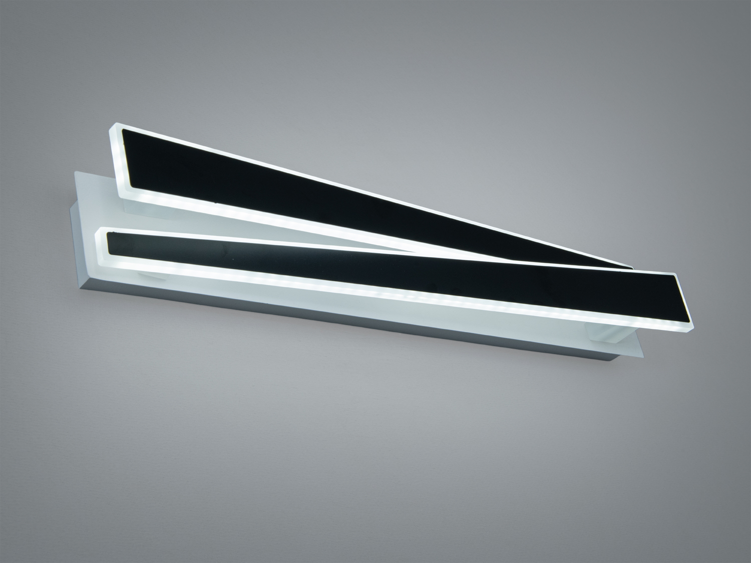 Світильник настінний з нахиленими чорними панелями, що створюють стильний акцент. Ідеальний для мінімалістичних просторів.