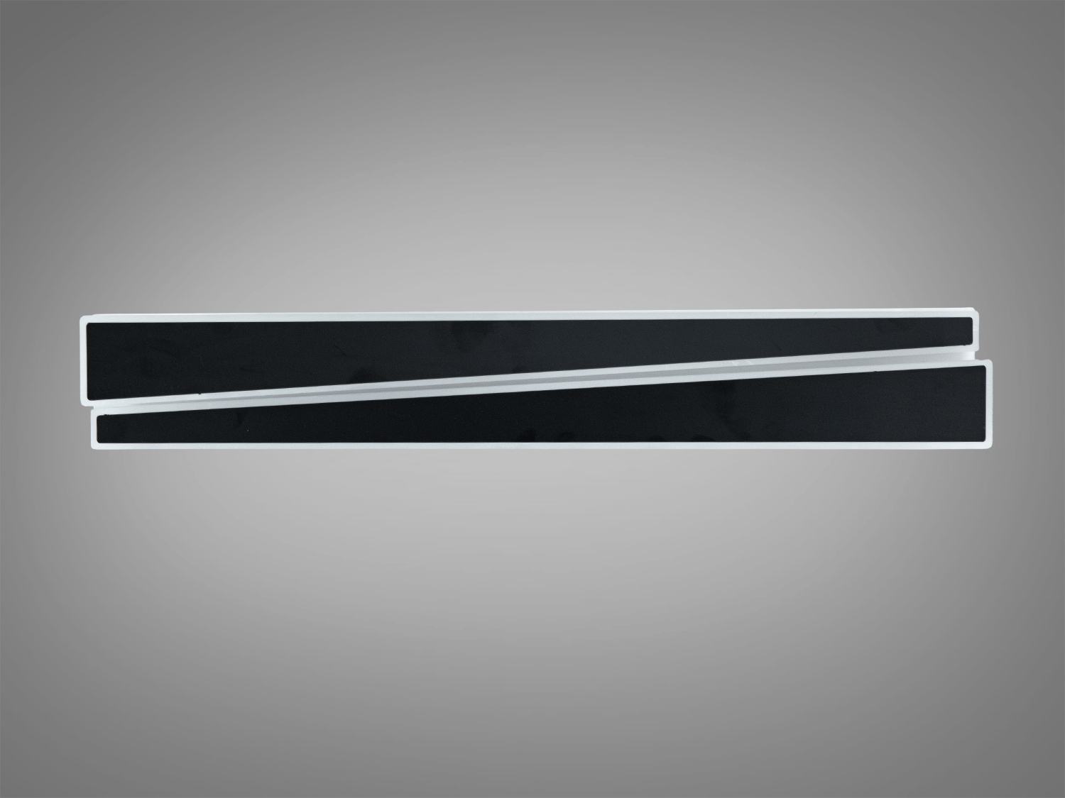 Лінійний настінний світильник з чорними панелями, що підкреслює геометрію простору. Підходить для офісних приміщень.