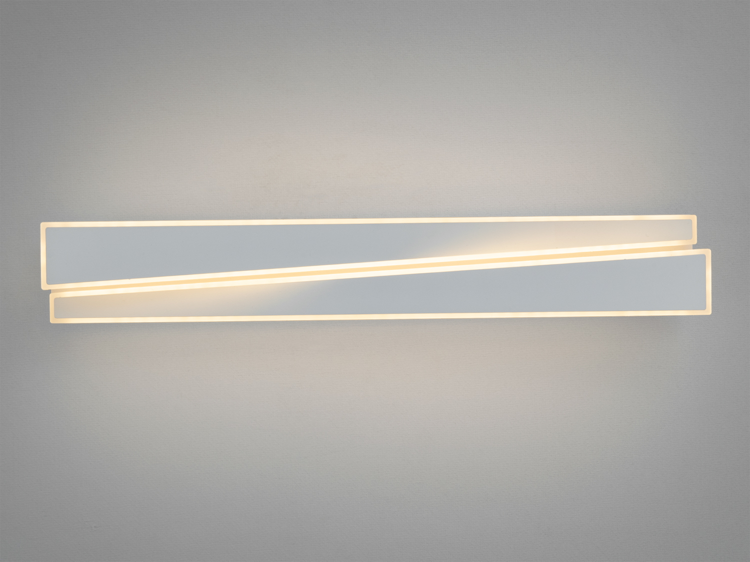 Світильник з теплим світлом, що ідеально підходить для створення затишної атмосфери в кімнаті.