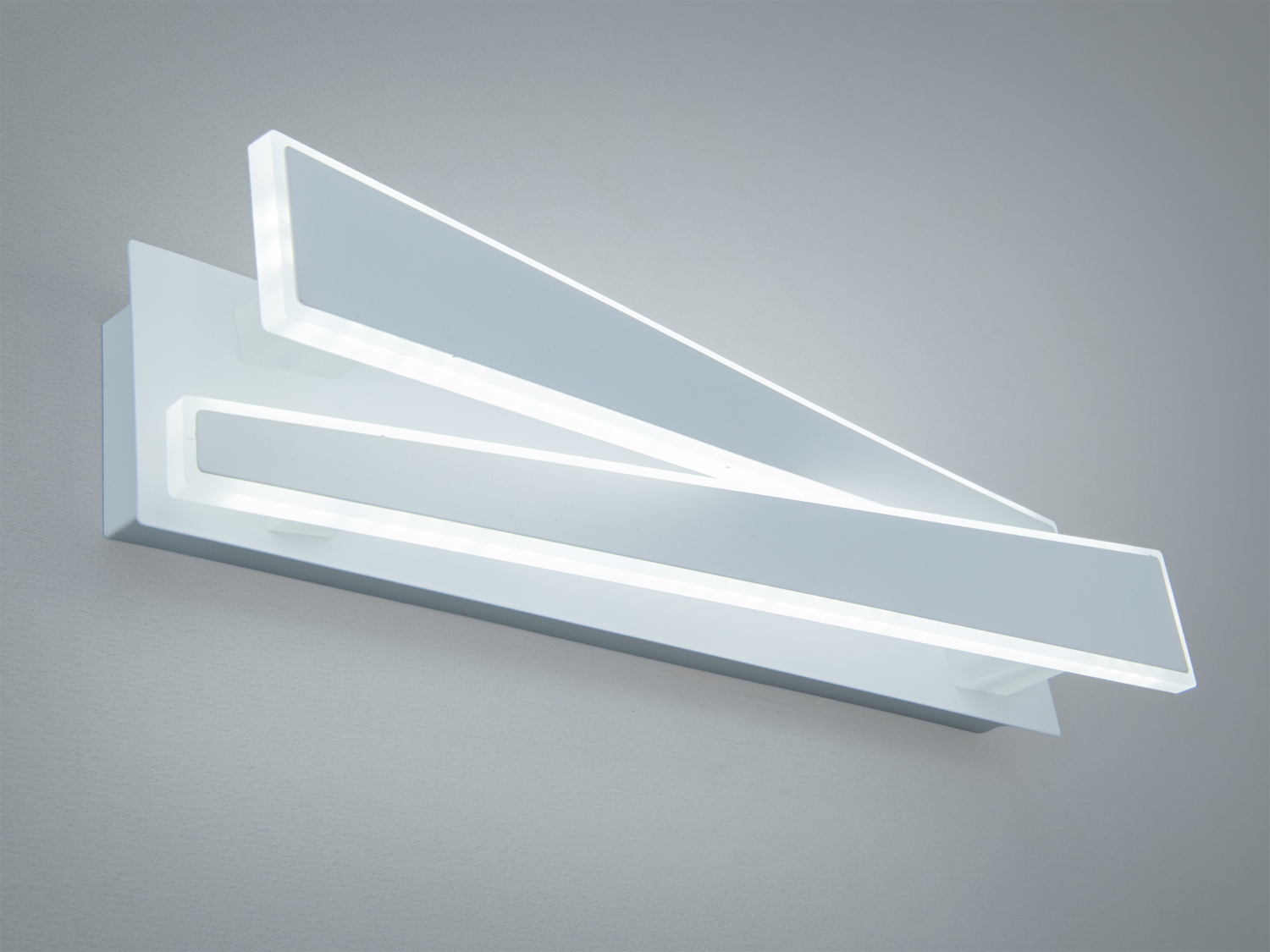 Білий настінний світильник з асиметричними панелями, що надає інтер’єру стильний акцент. Легкий монтаж на стіну.