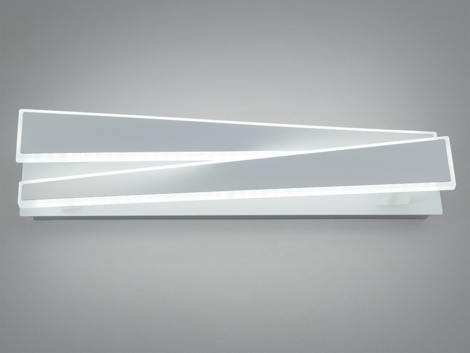 Світильник для настінного монтажу з двома нахиленими панелями, що забезпечують рівномірне освітлення. Підходить для офісних приміщень.