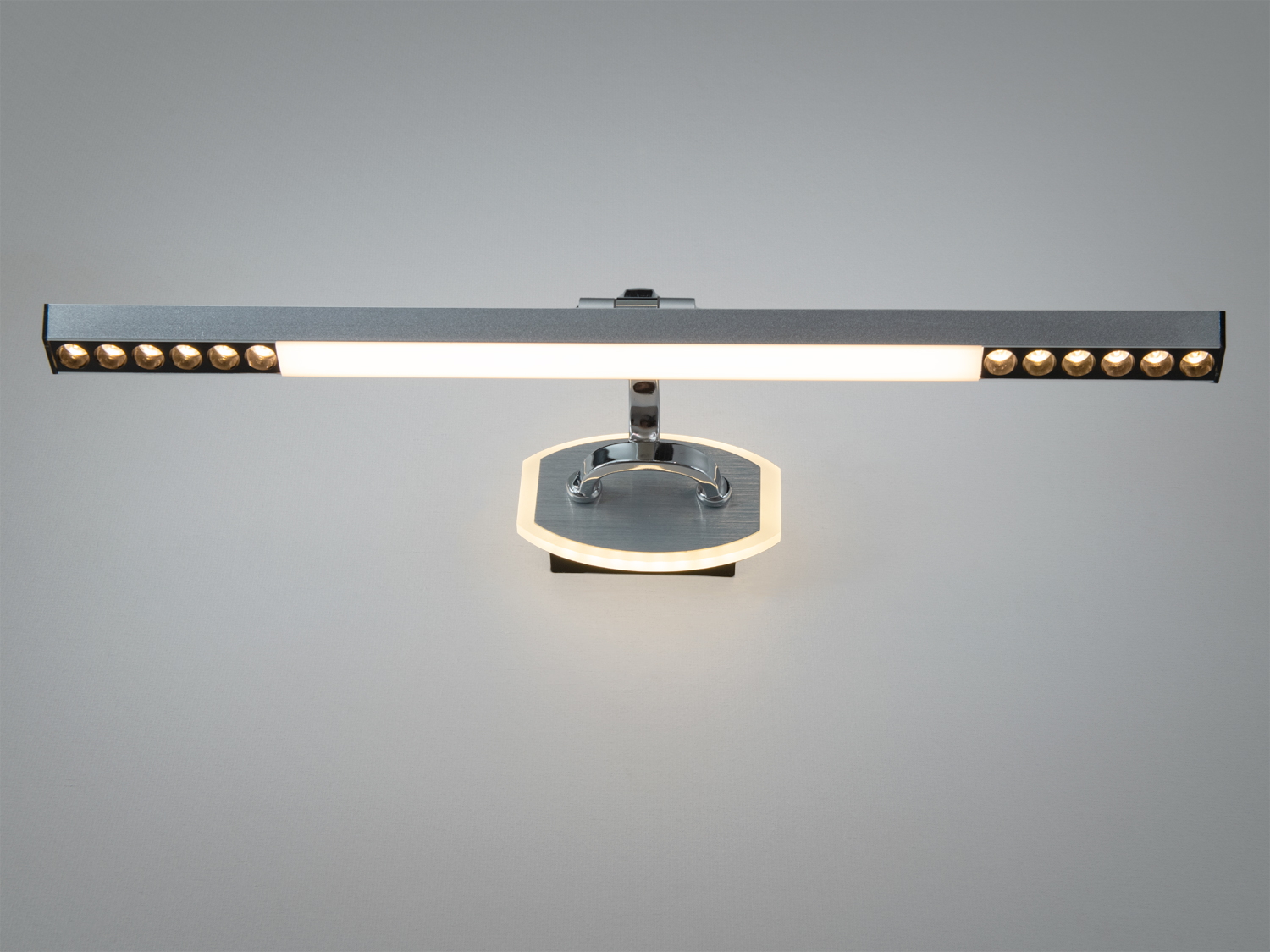 Світильник з хромованим корпусом та світлодіодами на обох кінцях. Підходить для сучасних інтер’єрів.