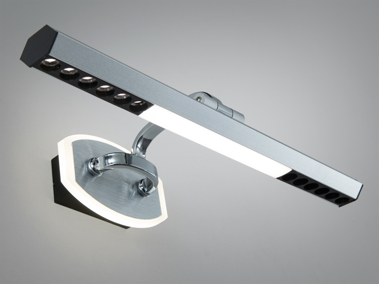 Настінний світильник з металевим корпусом, прямокутна форма, підходить для освітлення картин чи дзеркал, легко монтується на стіну.