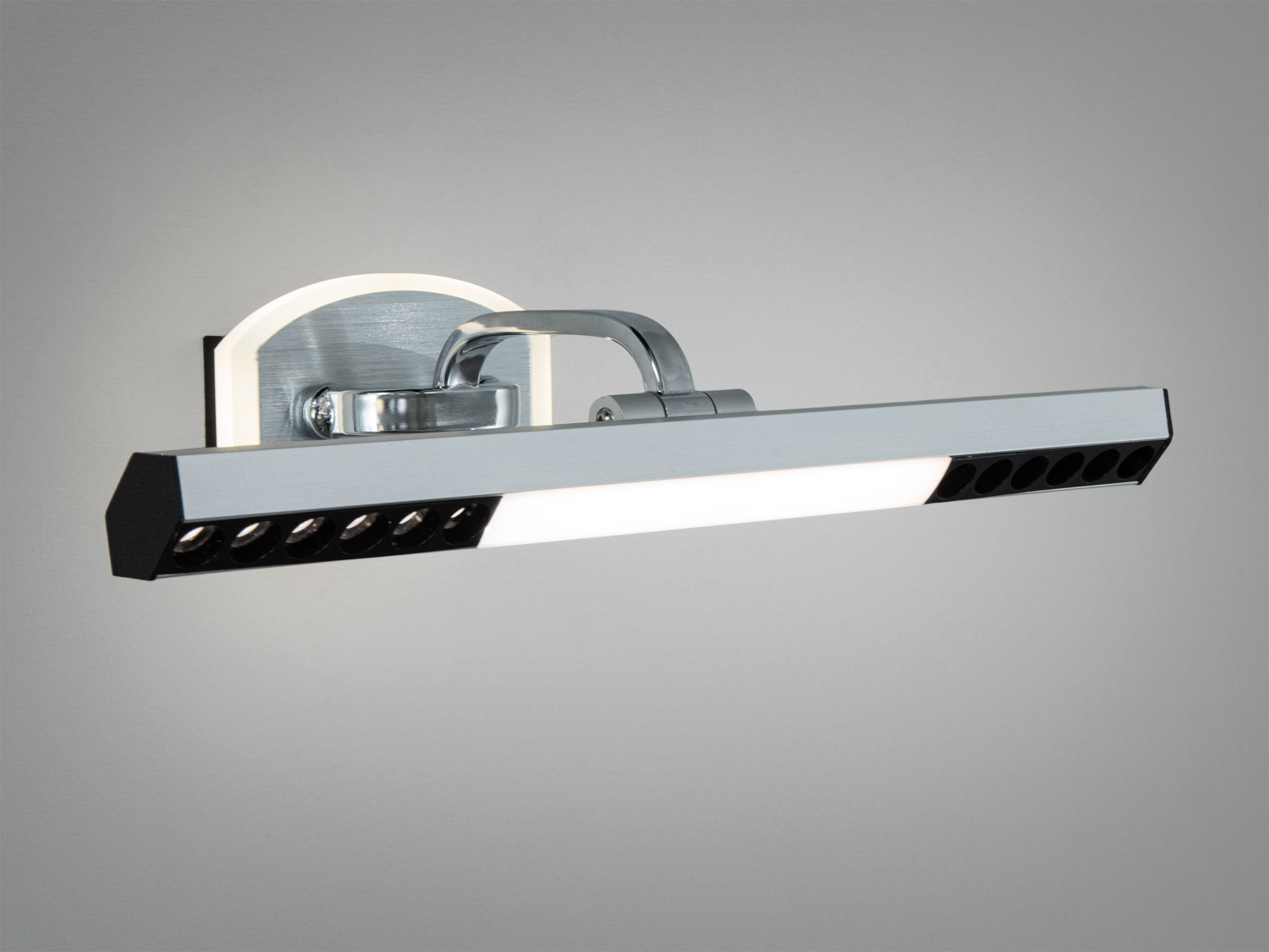 Світильник для настінного монтажу з хромованим покриттям, прямокутний дизайн, забезпечує рівномірне освітлення, підходить для сучасних інтер’єрів.
