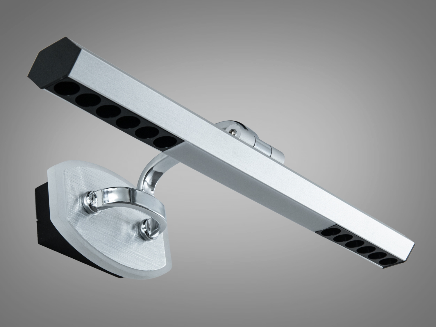 Настінний світильник з матовим покриттям, оснащений поворотним механізмом. Використовується для підсвічування робочих зон або декоративних елементів.