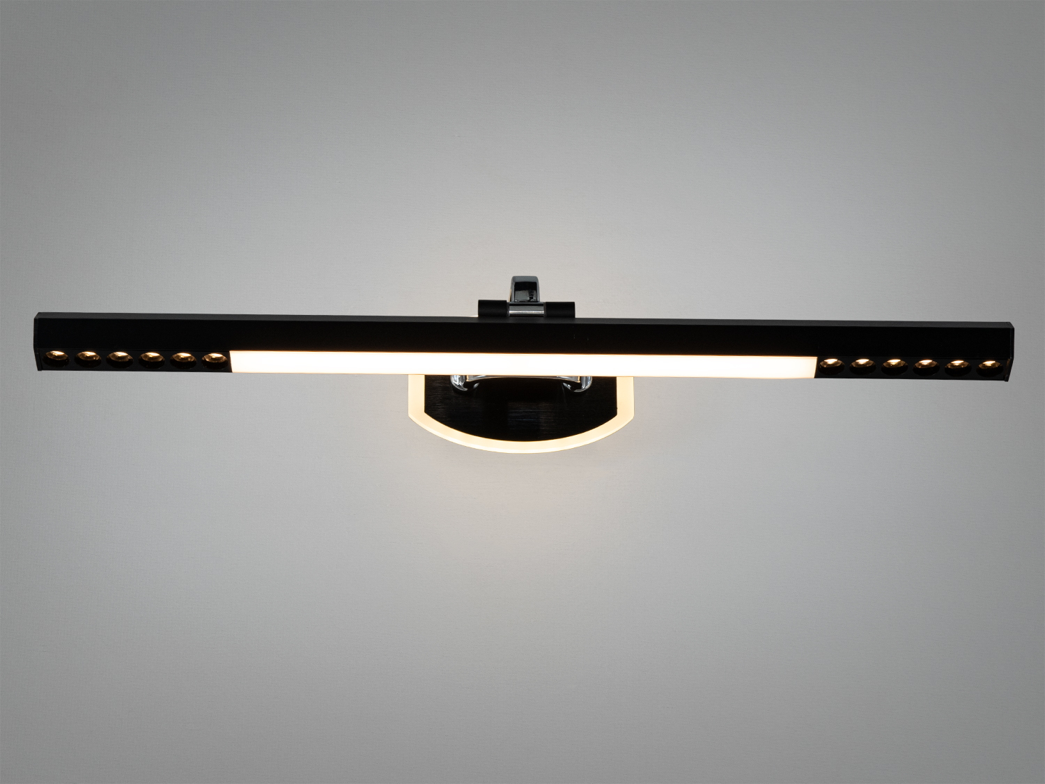 Чорний світильник з металу, прямокутна форма, світлодіодний тип світла. Підходить для інтер’єру ванної кімнати.