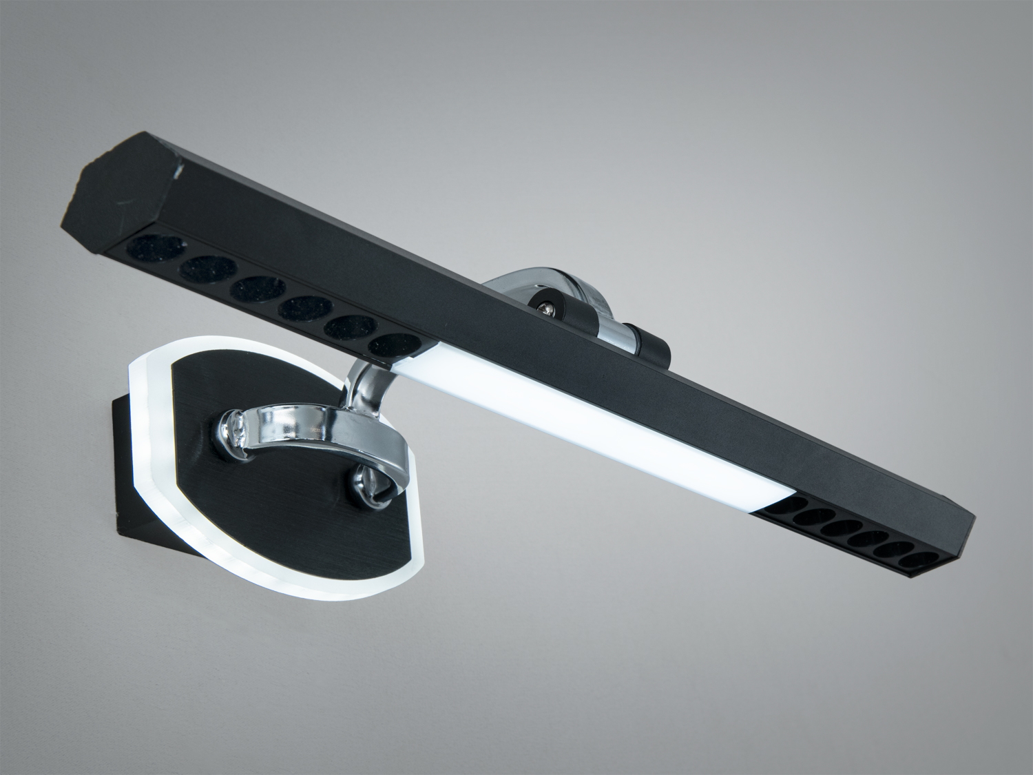 Світильник настінний з матовим чорним покриттям, має регульоване кріплення. Ідеальний для освітлення картин або дзеркал.