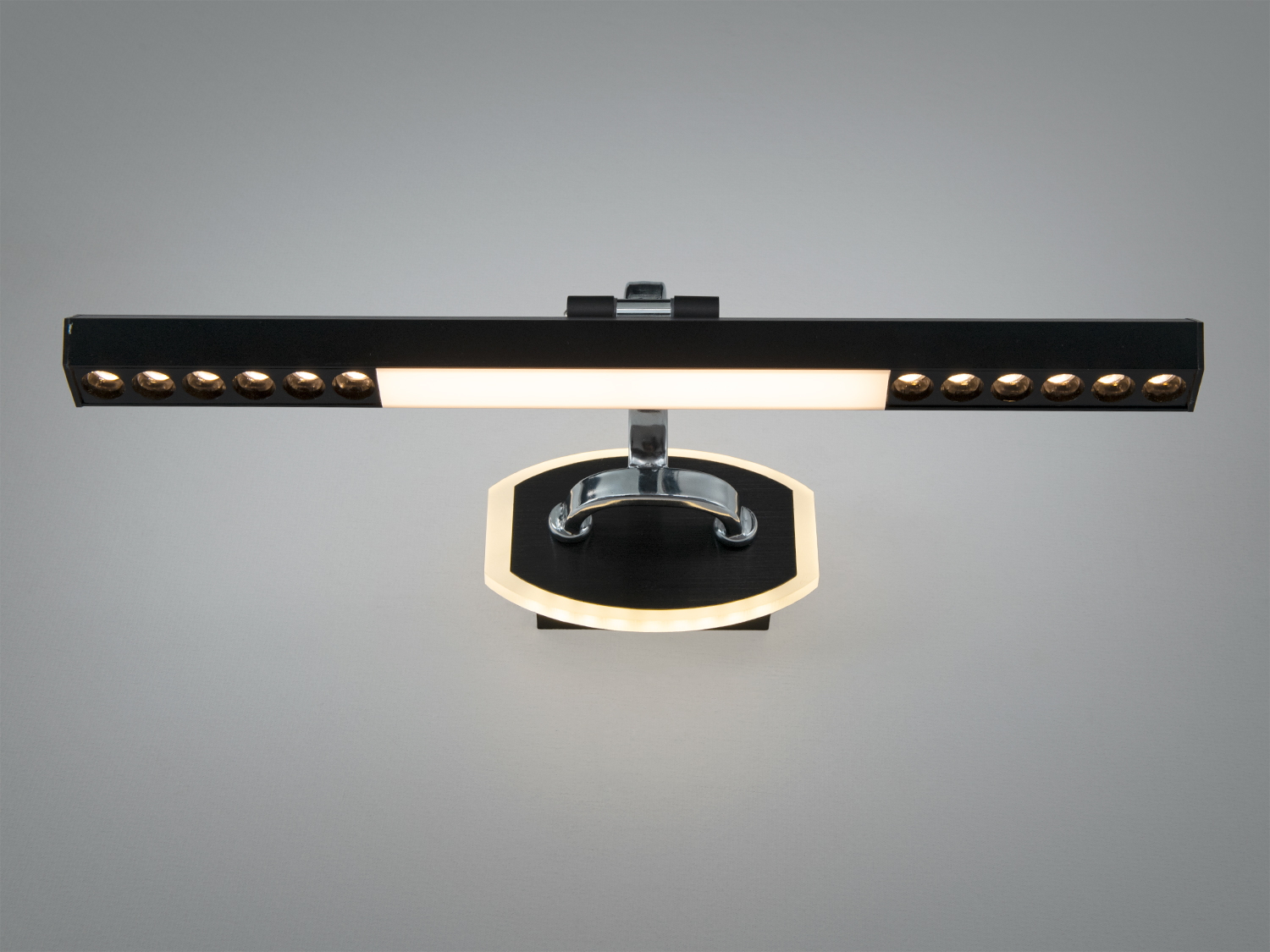 Лампа настінна з інтегрованими світлодіодами, що забезпечує рівномірне тепле світло. Підходить для ванних кімнат.