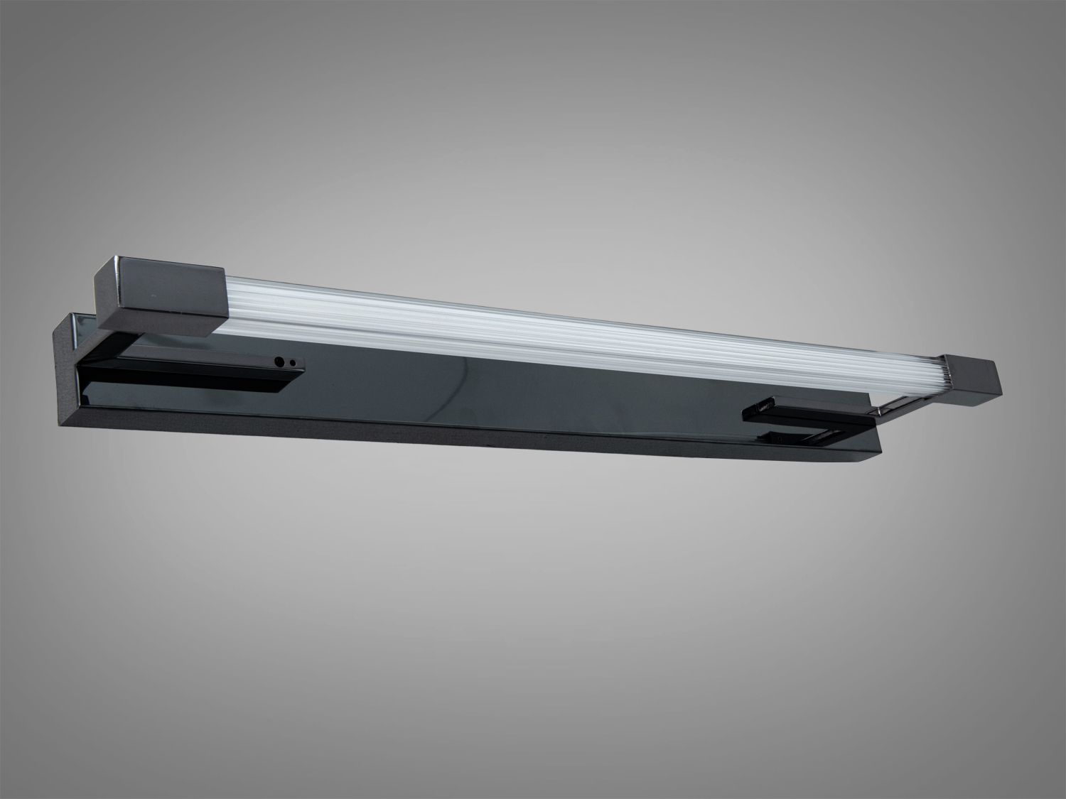 Лінійний світильник з хромованими елементами, підходить для дзеркал. Випромінює нейтральне біле світло, енергоефективний.