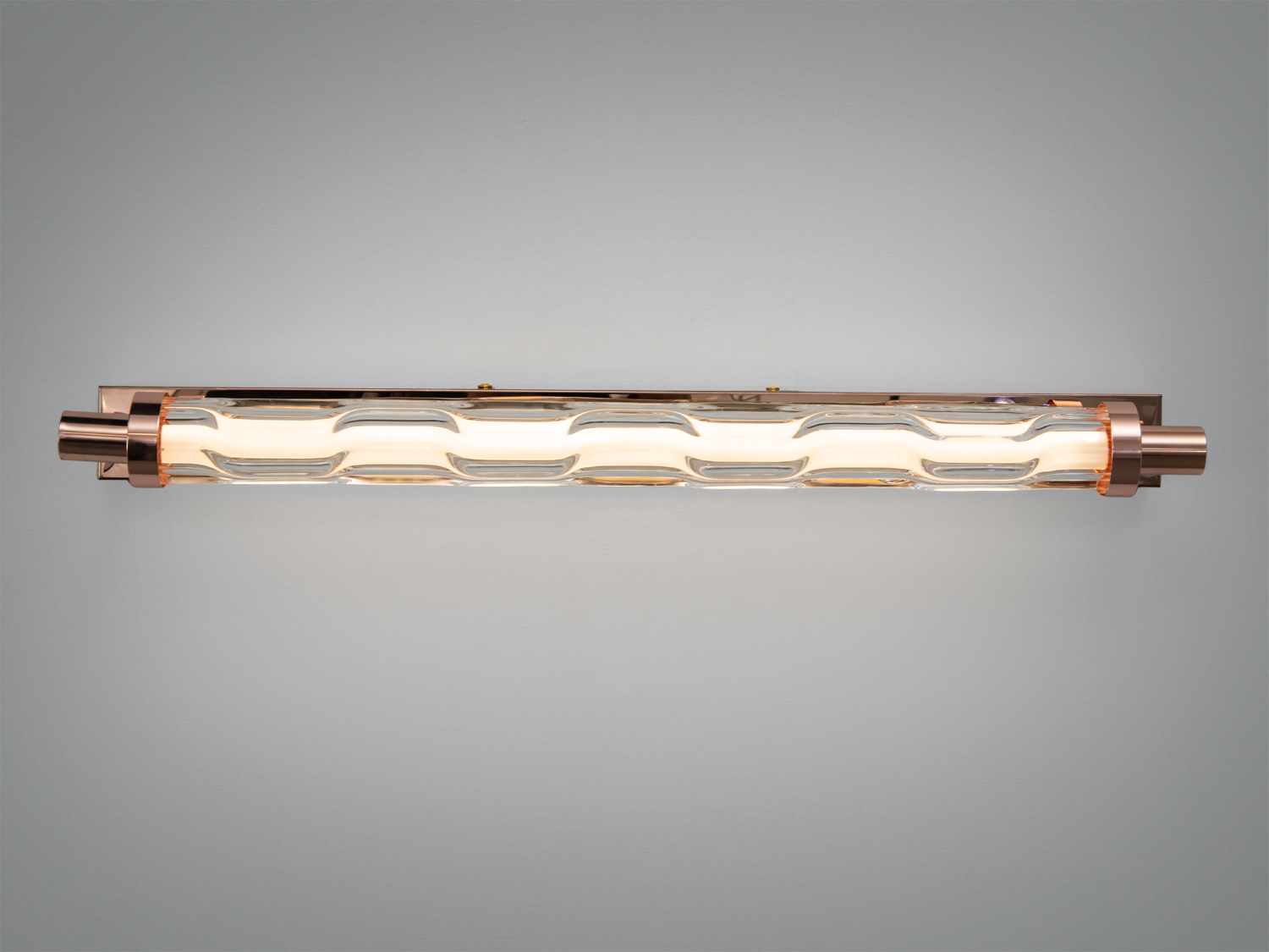 Настінний світильник з хвилеподібним скляним плафоном, що створює м’яке розсіяне світло. Ідеально підходить для сучасних інтер’єрів.