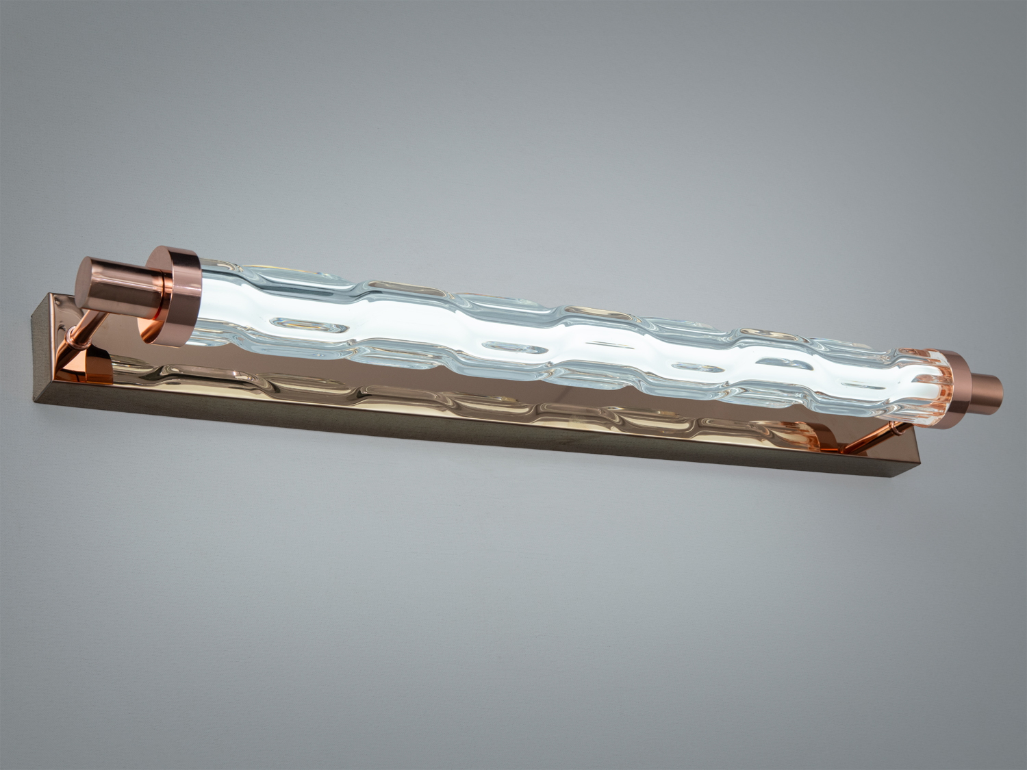 Дизайнерський світильник з металевою основою та прозорим скляним плафоном, що підкреслює стильний інтер’єр. Підходить для ванної кімнати.