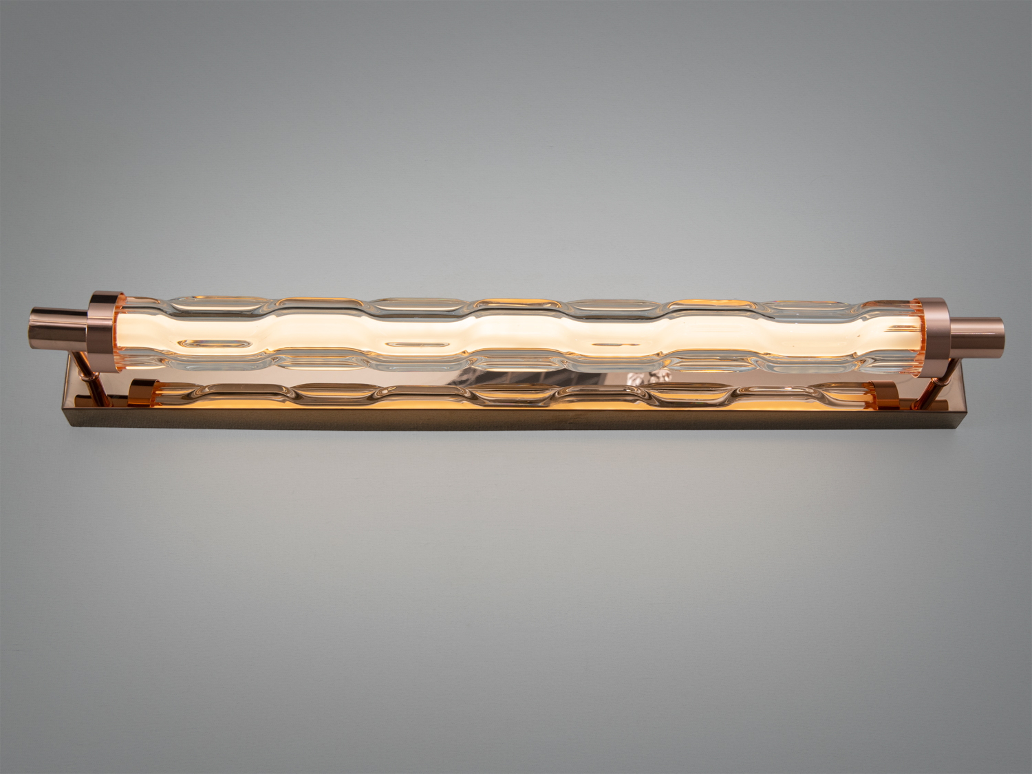 Лінійний світильник з текстурованим скляним плафоном та бронзовими елементами, що додає елегантності. Ідеальний для освітлення дзеркал.