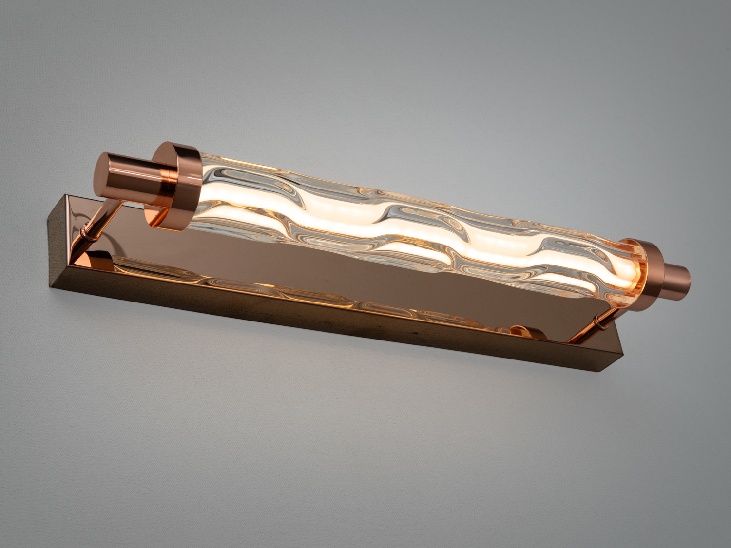 Світильник з прозорим скляним плафоном і металевою основою, встановлюється на стіну, створює м’яке освітлення.