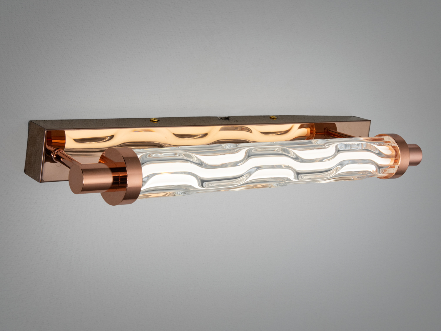 Металевий настінний світильник з хвилястим скляним плафоном, ідеальний для ванної кімнати або коридору.