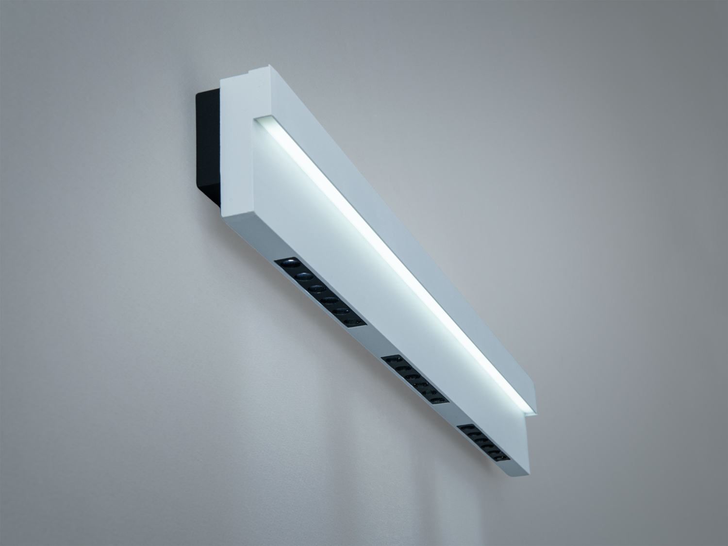 Білий настінний світильник з акцентом на мінімалістичний стиль, оснащений світлодіодами. Ідеально для офісного простору.