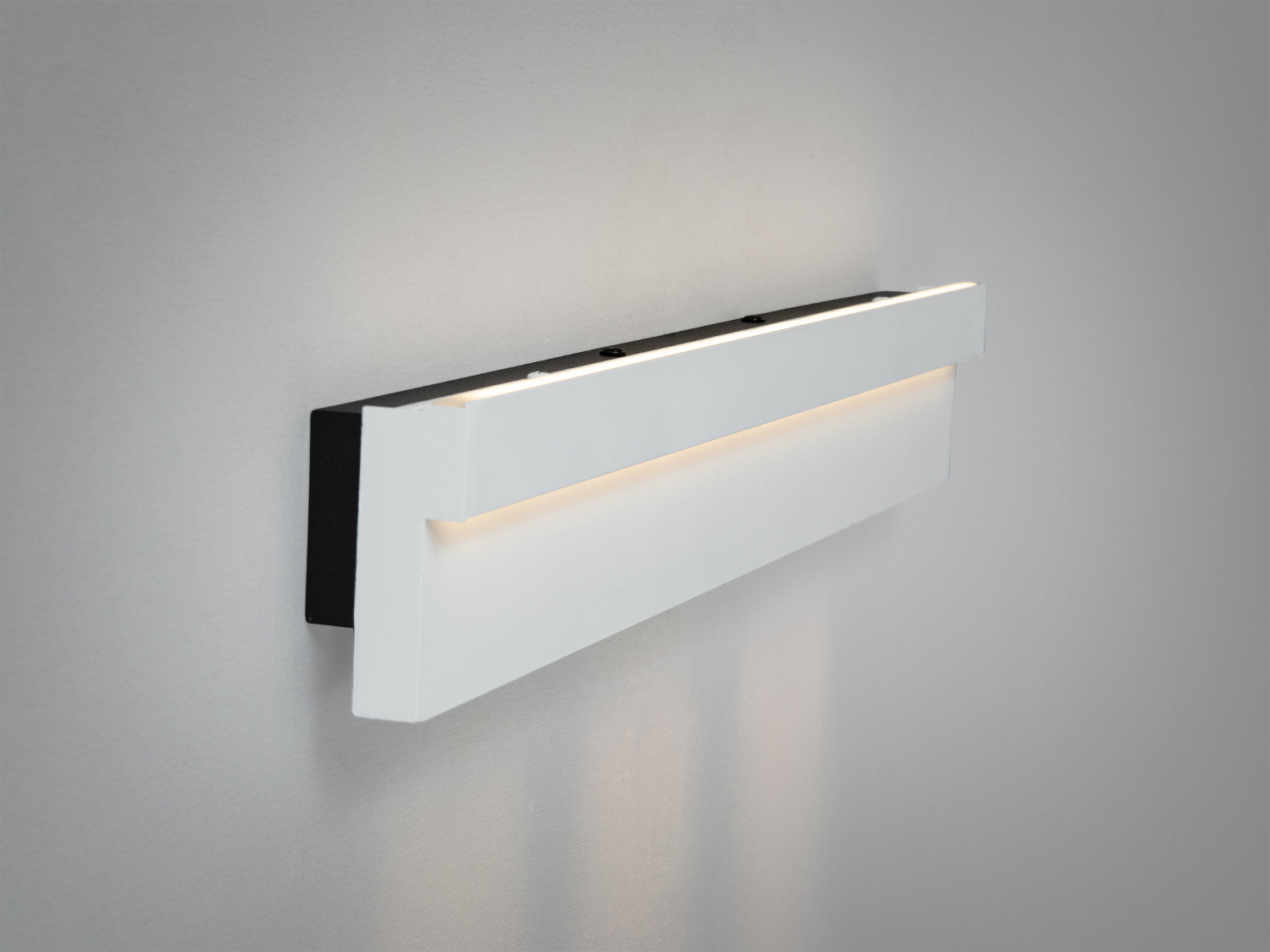 Компактний білий настінний світильник, що підходить для вузьких коридорів, створює м’яке світло. Легкий монтаж.