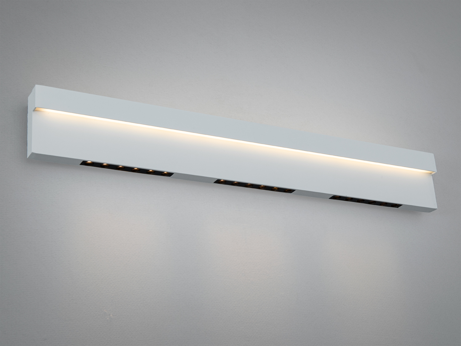 Настінне LED бра 9646LWH 24 Вт у білому кольорі з лінійним світлом для підсвітки картин та дзеркал. Компактний дизайн і рівномірне освітлення.