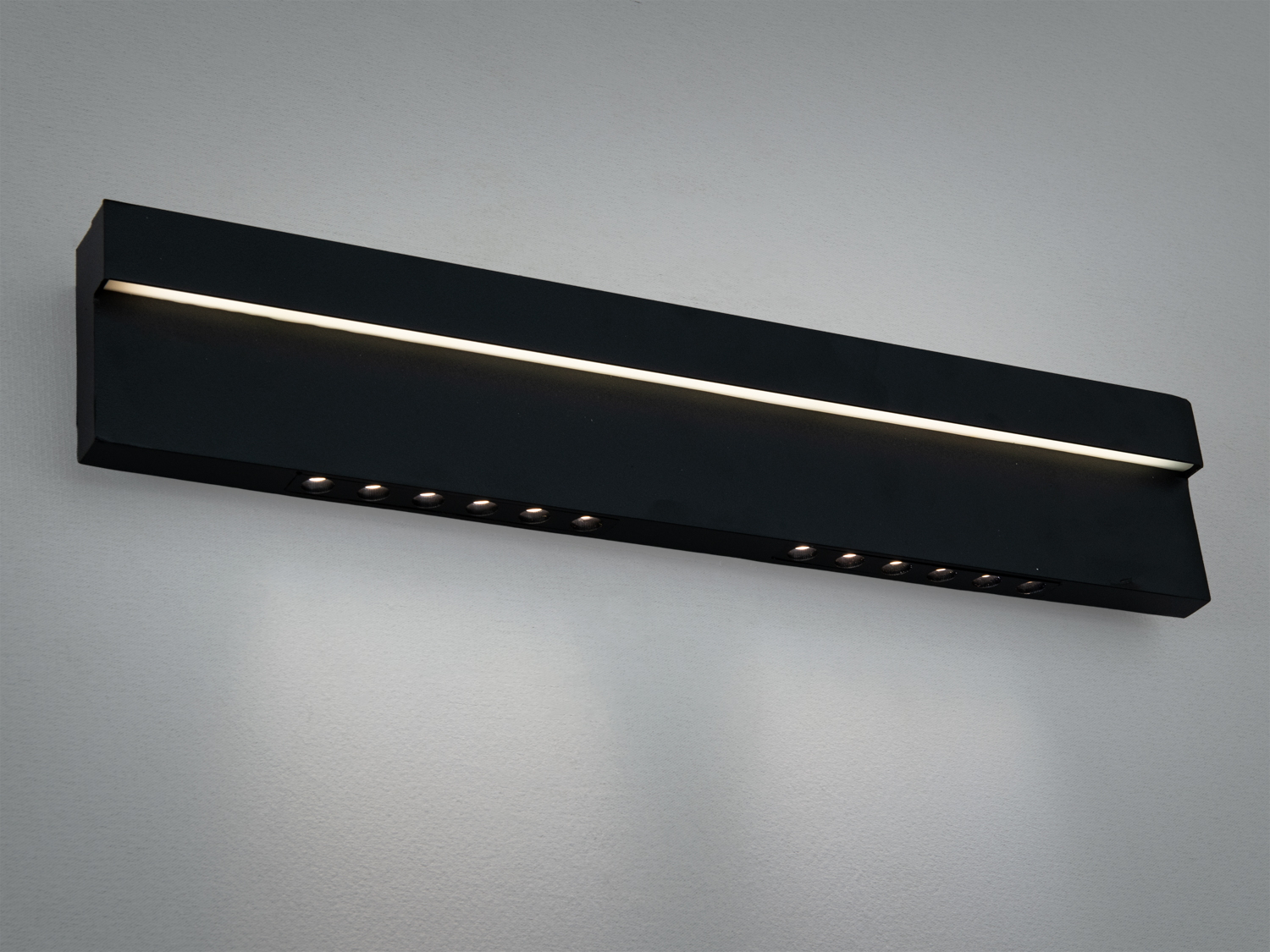 Чорний настінний світильник з верхнім і нижнім освітленням. Має вбудовані світлодіоди, підходить для освітлення робочих зон.