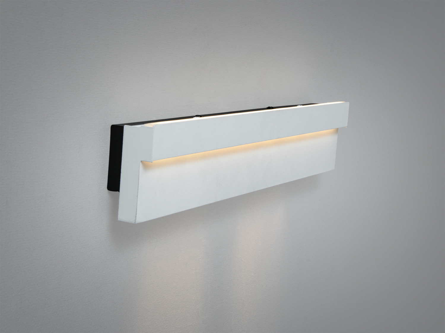 Білий настінний світильник з теплим жовтим світлом, підходить для затишного освітлення вітальні.