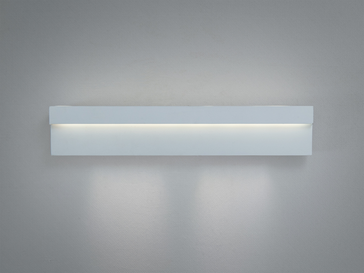 Лінійний настінний світильник білого кольору, випромінює рівномірне світло. Відмінно підходить для офісних приміщень.