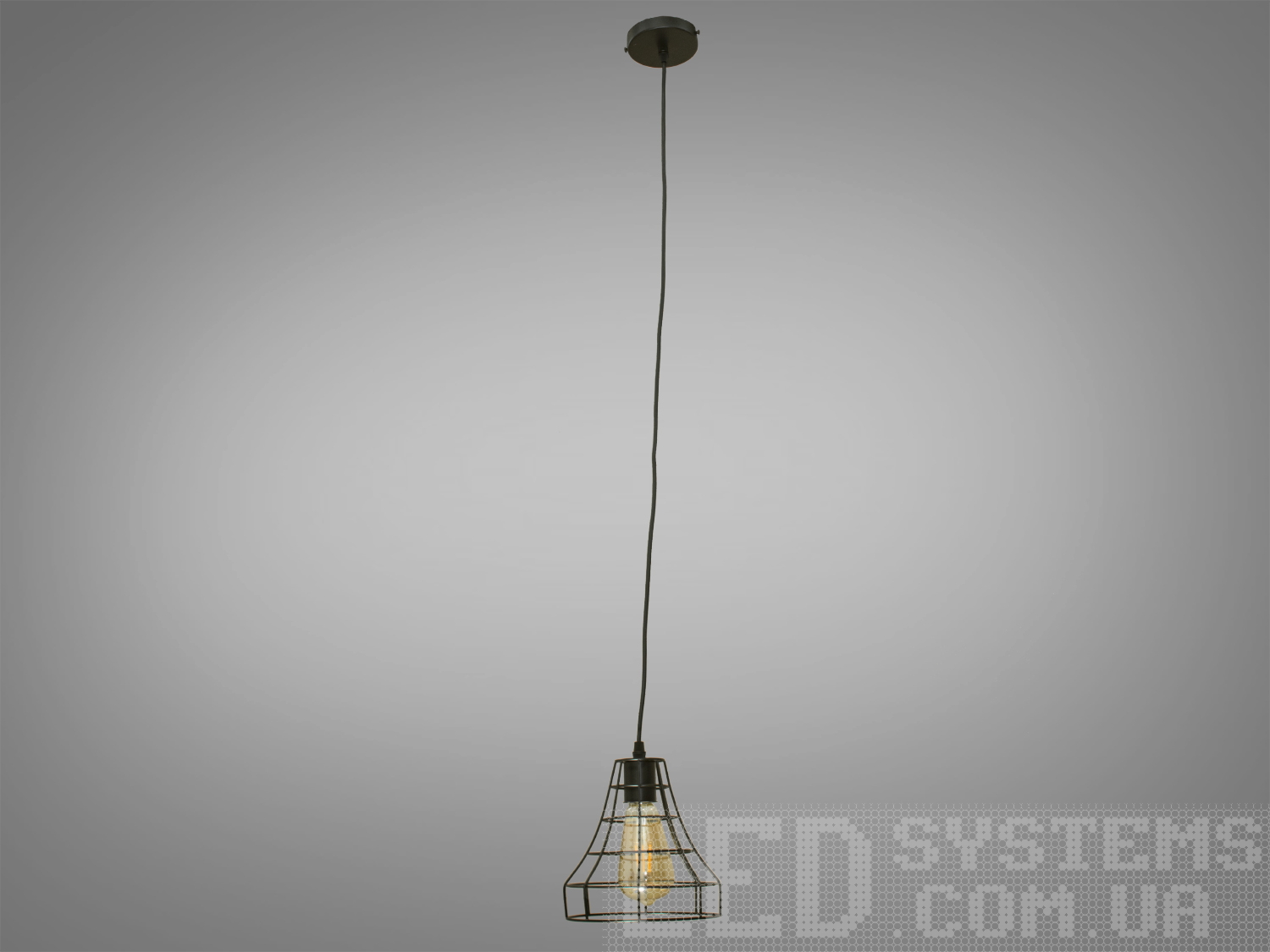 Світильник-підвіс в стилі Loft, привносить в простір поєднання промислового та сучасного дизайну. Її унікальність виражена в металевому плафоні, виготовленому зі сплетеного дроту, і теплому світлі лампочки Edison.
 Основні Характеристики:
Металевий Плафон із Плетеного Дроту:
Металевий плафон виглядає, ніби він вручну плетений з дроту, створюючи цікавий інтер'єрний акцент та віддзеркалюючи простоту лофт-стилю.
Лампочка Edison:
В центрі плафону розташована лампочка Edison, яка надає освітленню теплоту та неповторний вигляд, підкреслюючи індустріальний характер.
Простий і Ефективний Дизайн:
Люстра має простий, але ефективний дизайн, який дозволяє впроваджувати її в різні стилі інтер'єру.
Металевий Відтінок:
Металевий відтінок плафону може бути вибраний відповідно до загального кольорового рішення приміщення.
Сфера застосування:
Кухня чи Їдальня:
Ідеально підійде для настільного освітлення над кухонним столом чи барною стійкою, додаючи атмосферу теплоти та стилю.
Лофтові Простори:
Лофтові приміщення чи студії, де цінується сучасний індустріальний дизайн.
Кафе або Бари:
У комерційних приміщеннях, таких як кафе або бари, де стиль лофт завжди в тренді.
Творчі Робочі Простори:
В офісах чи творчих просторах (арт-простори, коворкінги, квеструми, фото-студії  та інш., де важливий естетичний дизайн і функціональність.
 Цей світильник в стилі Loft створює не лише практичне світло, але і виражає тепло та стиль, вносячи унікальний шарм в будь-яке приміщення.
 Лампочка в комплект не входить.