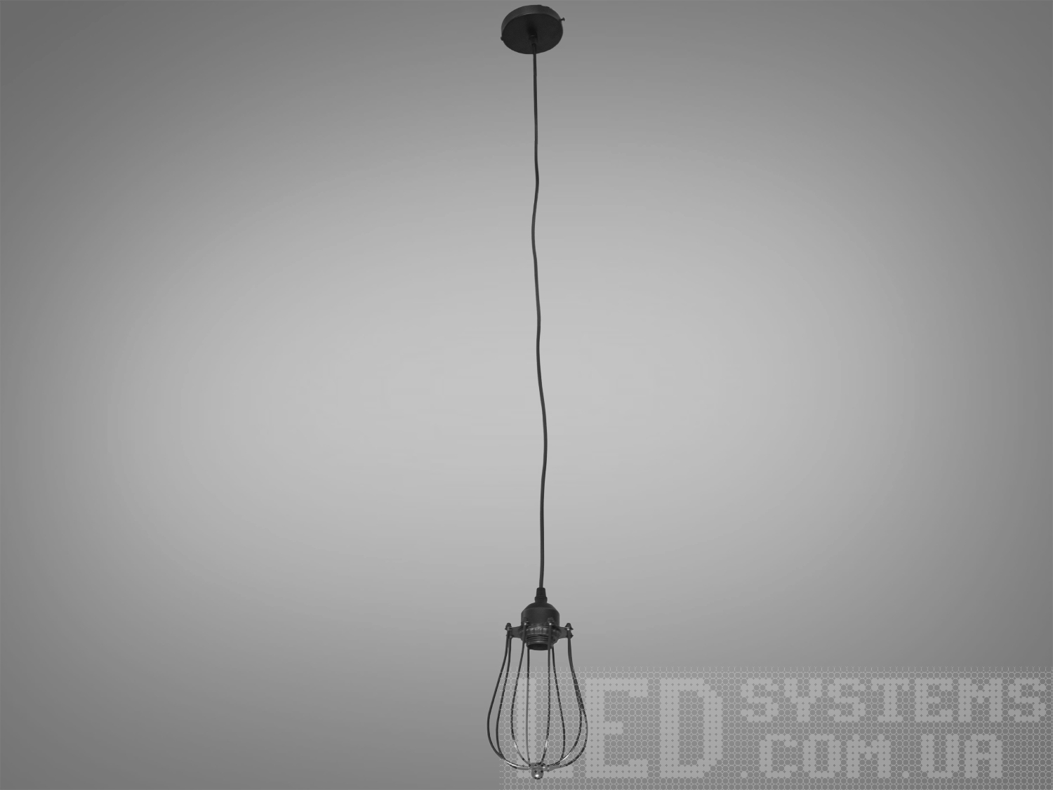 Світильник-підвіс в стилі Loft, привносить в простір поєднання промислового та сучасного дизайну. Її унікальність виражена в металевому плафоні, виготовленому зі сплетеного дроту, і теплому світлі лампочки Edison.
Основні Характеристики:
Металевий Плафон із Плетеного Дроту:
Металевий плафон виглядає, ніби він вручну плетений з дроту, створюючи цікавий інтер'єрний акцент та віддзеркалюючи простоту лофт-стилю.
Лампочка Edison:
В центрі плафону розташована лампочка Edison, яка надає освітленню теплоту та неповторний вигляд, підкреслюючи індустріальний характер.
Простий і Ефективний Дизайн:
Люстра має простий, але ефективний дизайн, який дозволяє впроваджувати її в різні стилі інтер'єру.
Металевий Відтінок:
Металевий відтінок плафону може бути вибраний відповідно до загального кольорового рішення приміщення.
Сфера застосування:
Кухня чи Їдальня:
Ідеально підійде для настільного освітлення над кухонним столом чи барною стійкою, додаючи атмосферу теплоти та стилю.
Лофтові Простори:
Лофтові приміщення чи студії, де цінується сучасний індустріальний дизайн.
Кафе або Бари:
У комерційних приміщеннях, таких як кафе або бари, де стиль лофт завжди в тренді.
Творчі Робочі Простори:
В офісах чи творчих просторах (арт-простори, коворкінги, квеструми, фото-студії  та інш., де важливий естетичний дизайн і функціональність.
Цей світильник в стилі Loft створює не лише практичне світло, але і виражає тепло та стиль, вносячи унікальний шарм в будь-яке приміщення.
 Лампочка в комплект не входить.