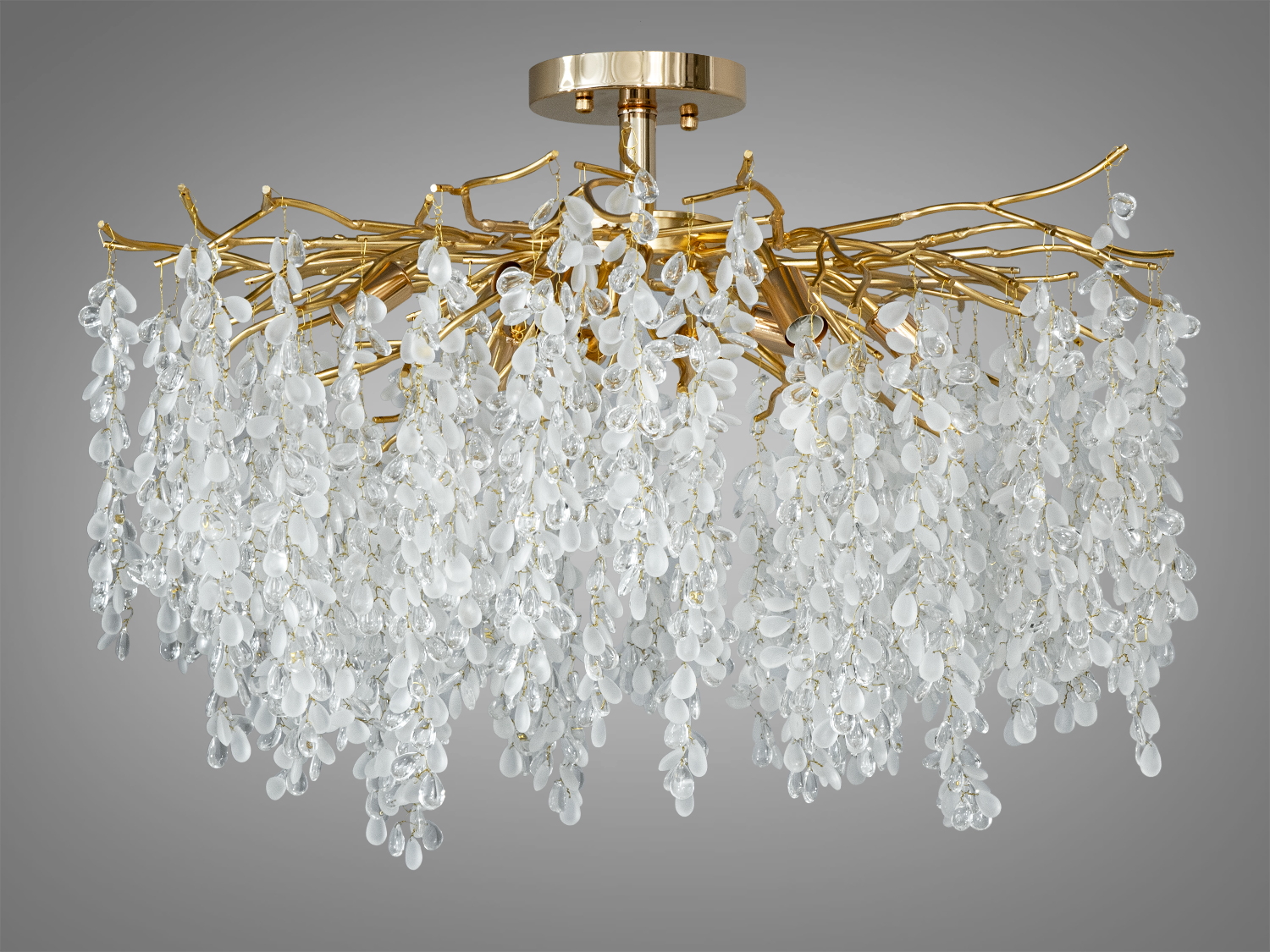 Кришталеві елементи люстри різної форми і розміру, прозорі та матові, створюють чудову гру світла і тіні.