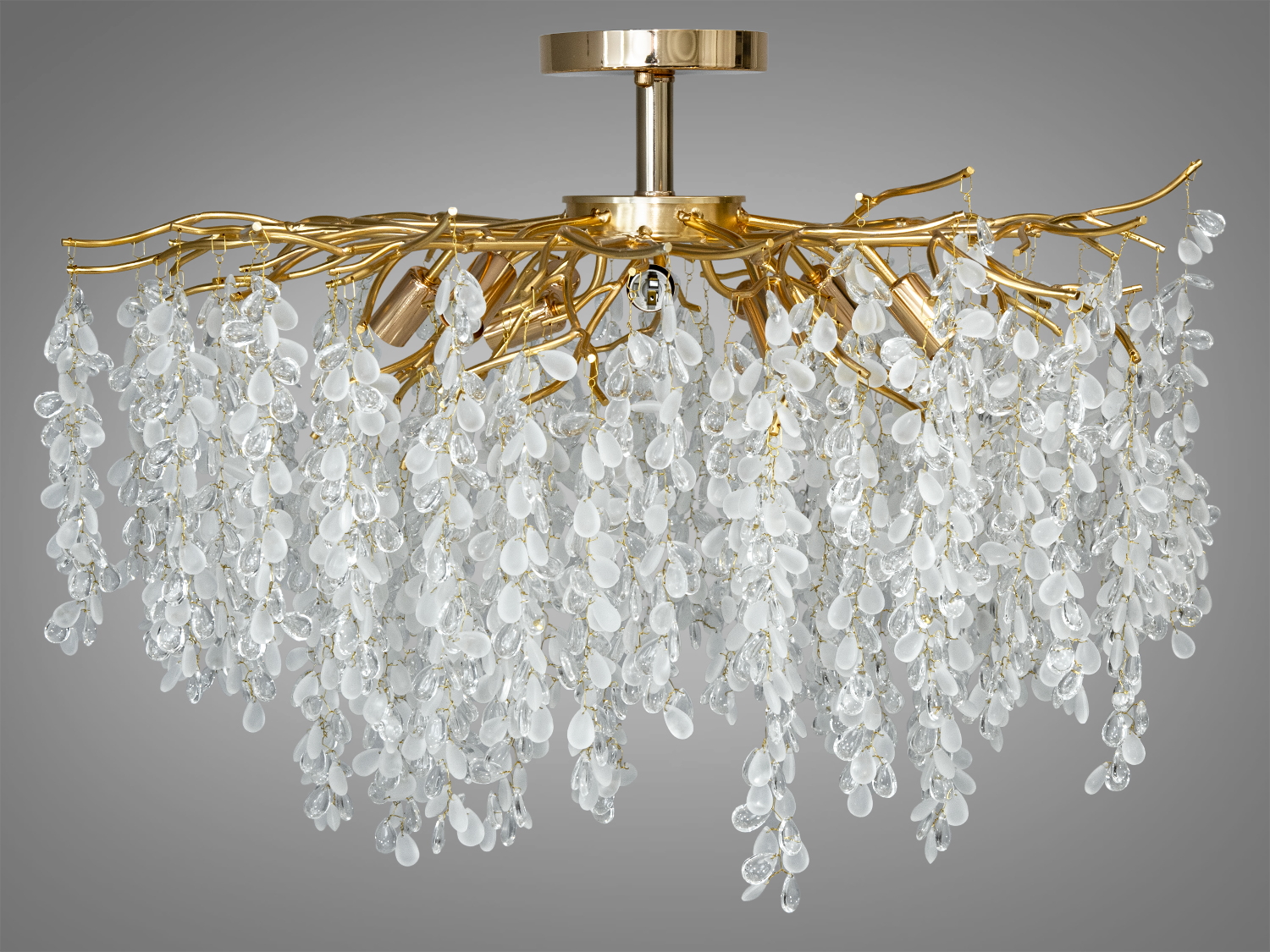 Алюмінієві деталі люстри відрізняються міцністю та легкістю, забезпечуючи довговічність конструкції.