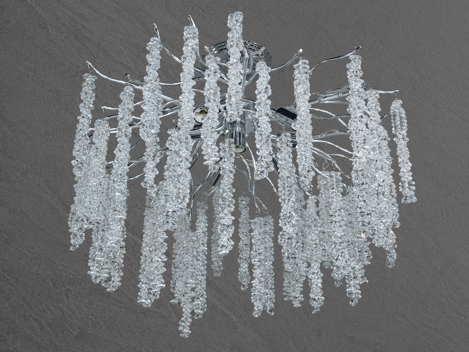 Кришталева люстра з каскадними підвісками, що нагадують водоспад. Ідеально підходить для вітальні з високою стелею.