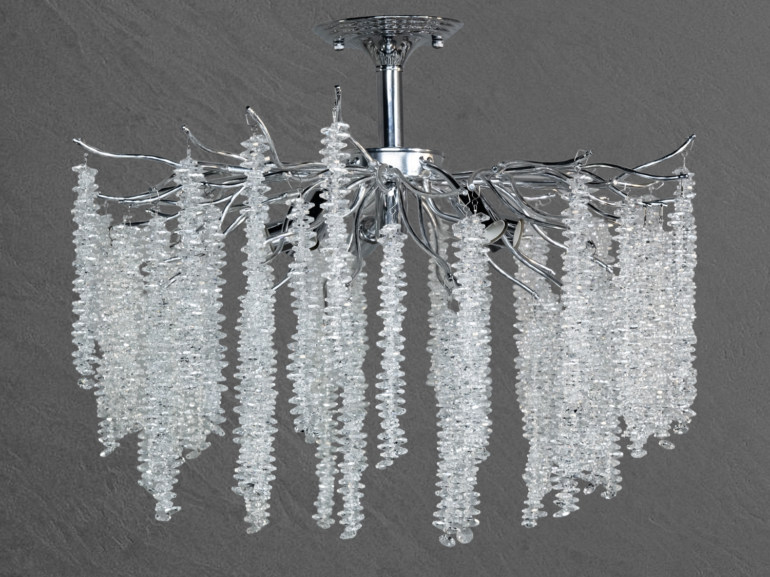 Люстра з хромованими елементами та кришталевими підвісками, що створюють ефект блиску. Підходить для сучасного інтер′єру.