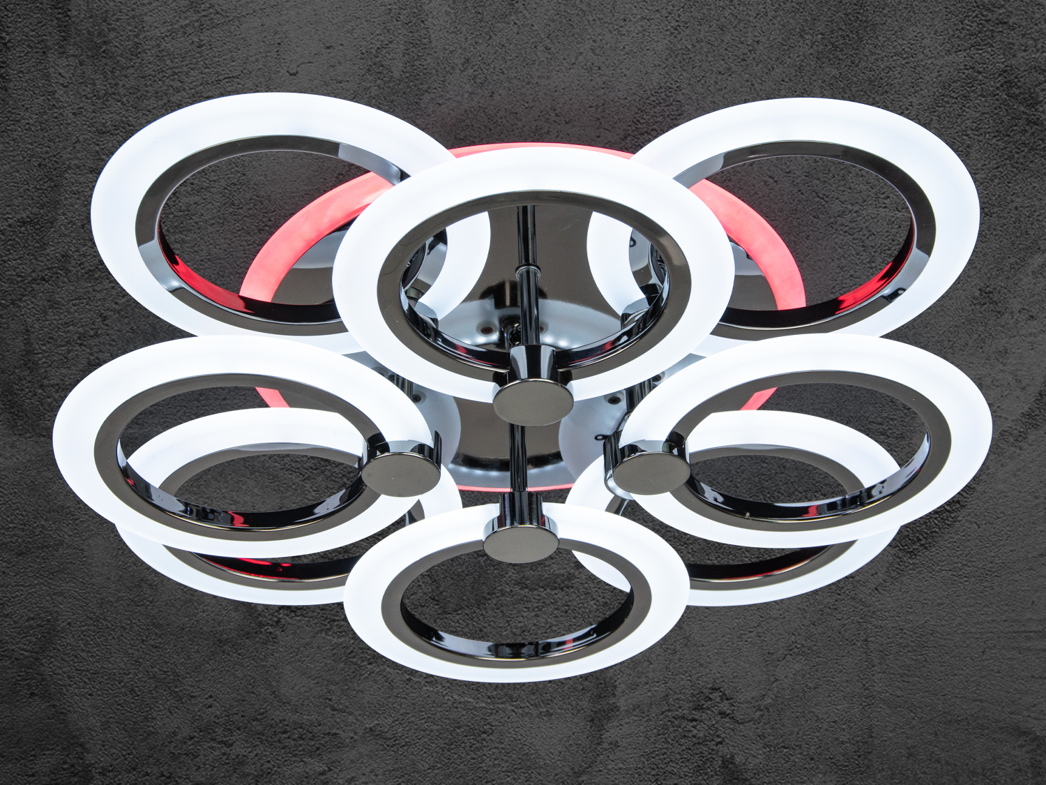 Стельова люстра з кільцями, що світяться, з червоним акцентом. Ідеальна для сучасного інтерєру.