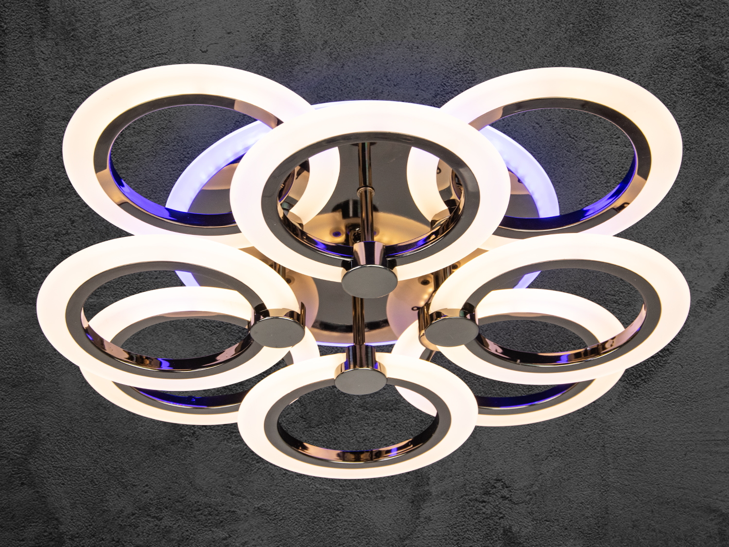 Люстра з кільцями, що світяться, з теплим білим світлом і синім відтінком. Підходить для затишних приміщень.