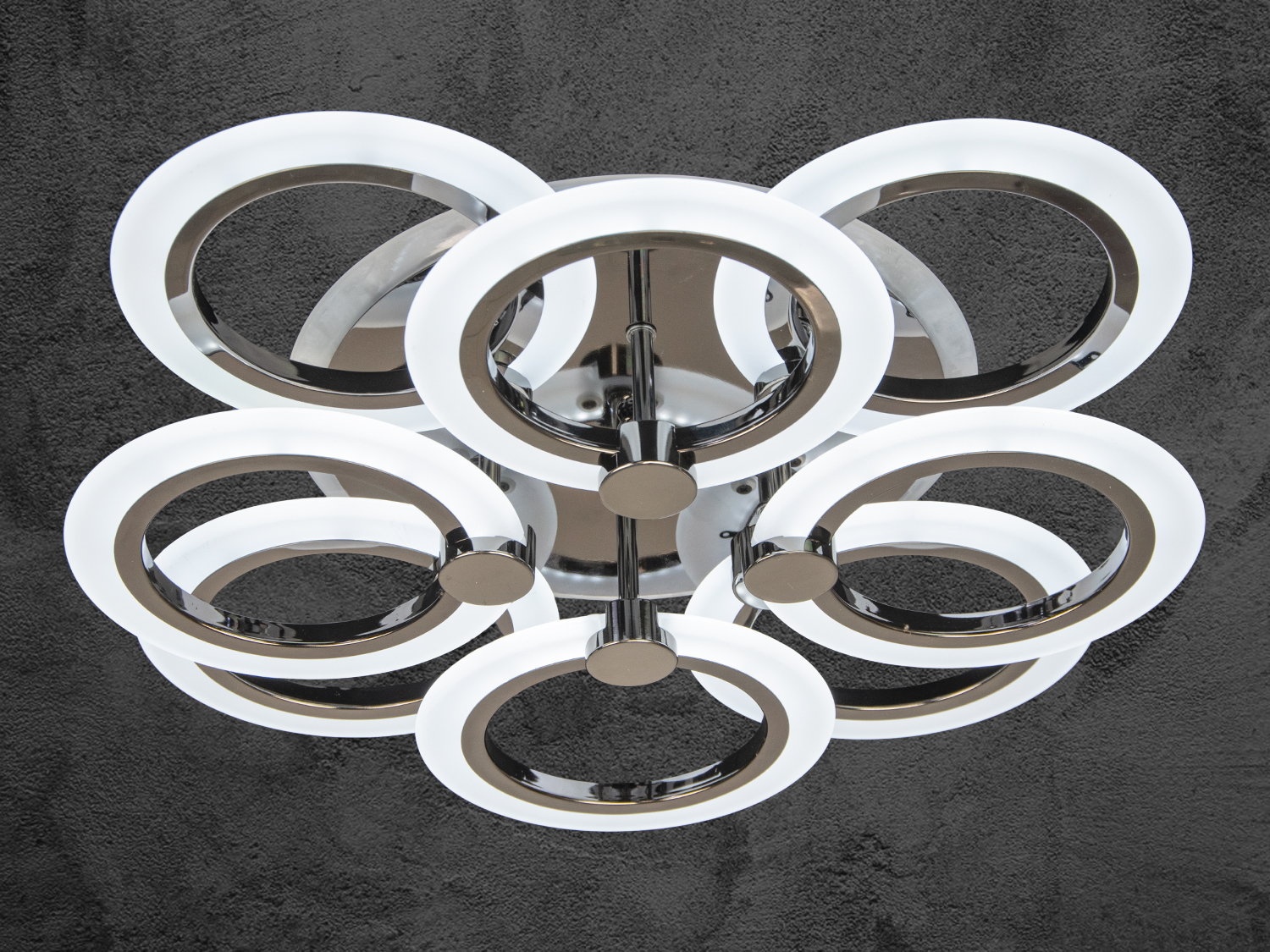 Стильна люстра з кільцями, що світяться, з нейтральним білим світлом. Підходить для офісів або віталень.