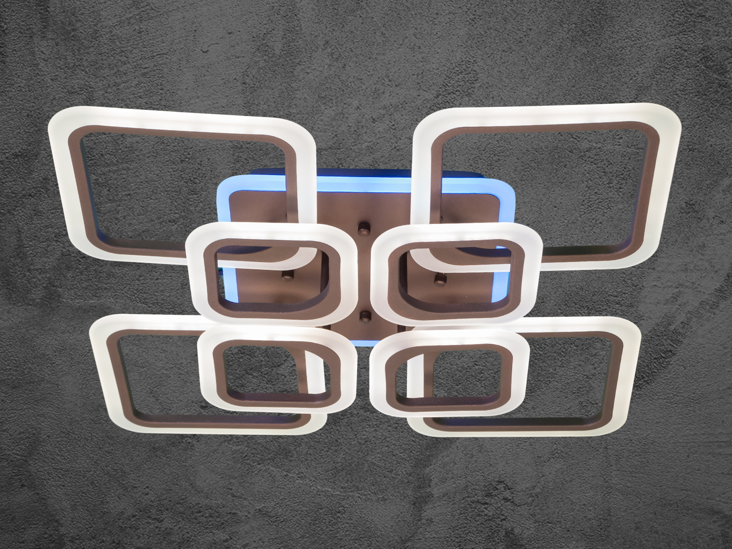 Світильник з квадратними елементами та синім підсвічуванням, що додає сучасний акцент. Підходить для інноваційного дизайну інтер′єру.