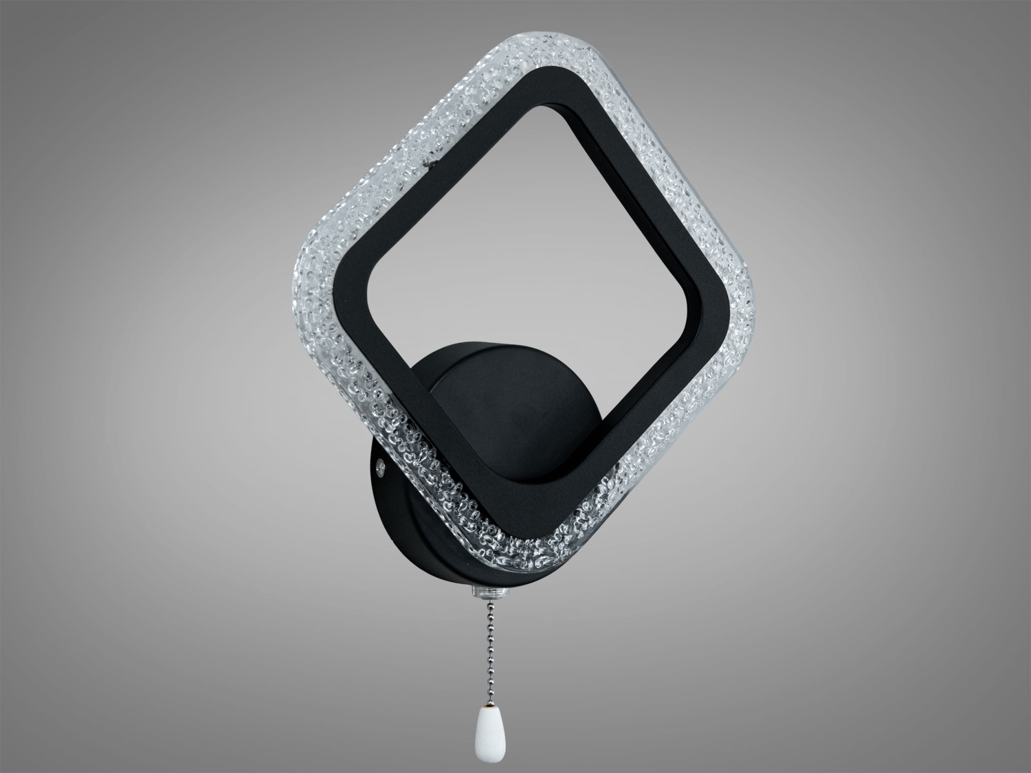 Стильний настінний світильник у формі ромба з прозорими краями. Оснащений вимикачем-ланцюжком, підходить для сучасного декору.