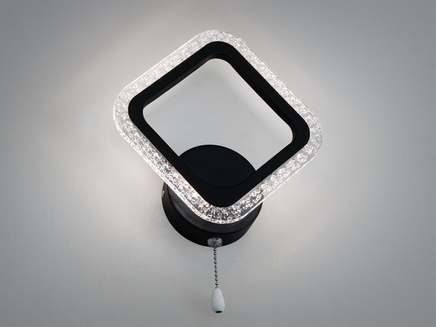 Світлодіодне бра A8170-1BK чорне 12 Вт з шнурком-вимикачем для комфортного локального освітлення спальні, вітальні та коридору.