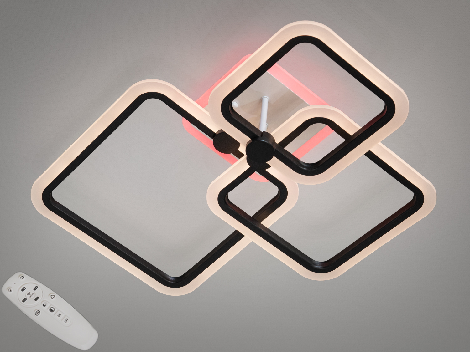 Стельовий світильник з трьома квадратними рамками, що світяться теплим світлом. Має пульт дистанційного керування.