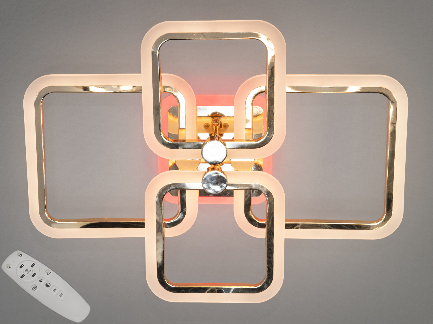 Стельовий світильник з пультом дистанційного керування, що має квадратні рамки з золотистими акцентами, для сучасного інтер’єру.