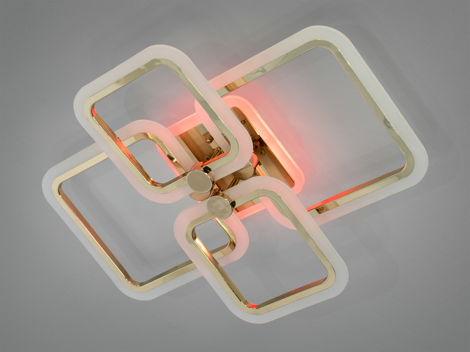 Стельовий світильник з квадратними рамками та золотистими акцентами, що випромінює тепле світло, для сучасного інтер’єру.