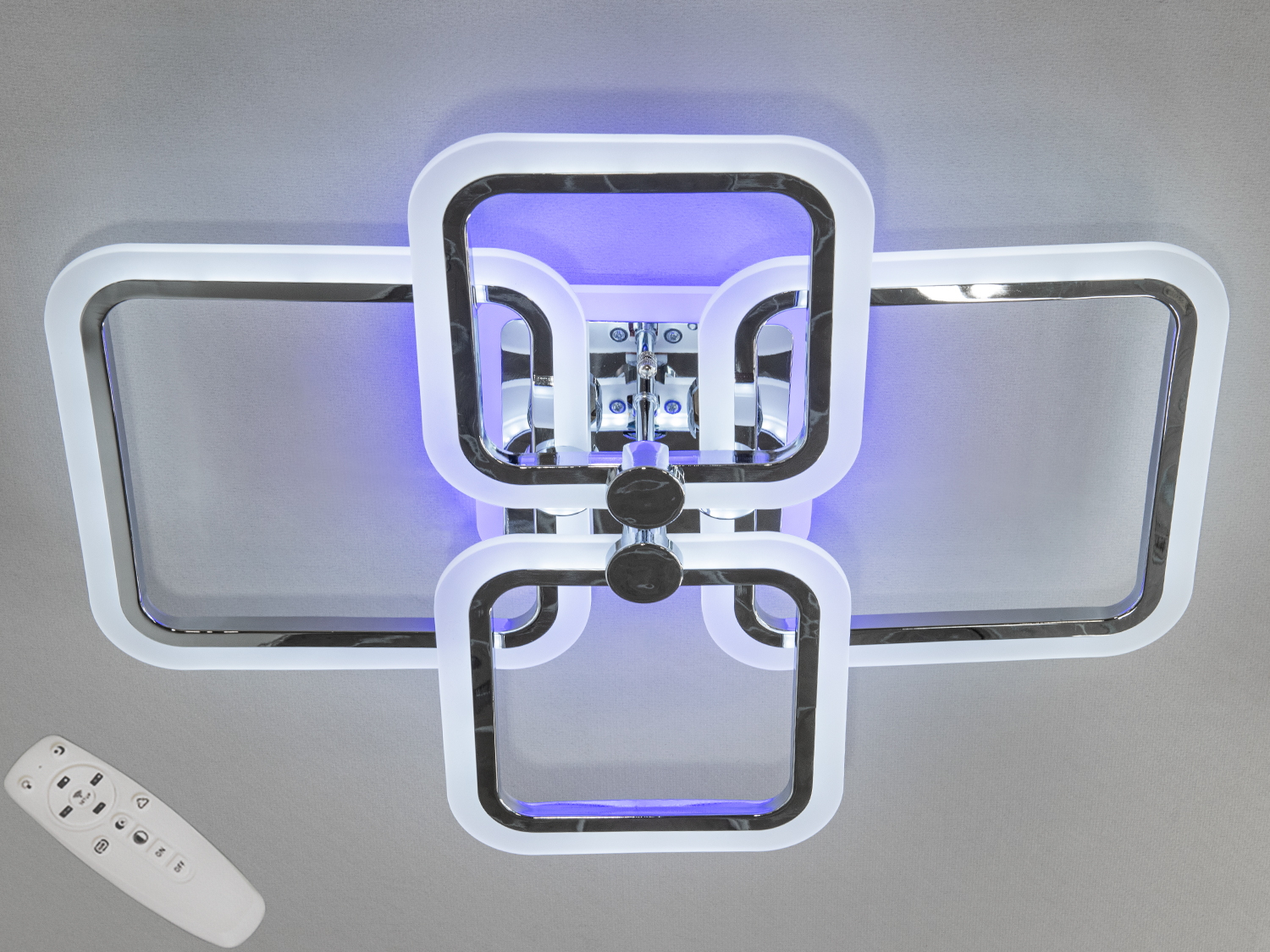 Світильник з дистанційним керуванням, чотири квадратні рамки випромінюють синє світло, підходить для домашнього використання.