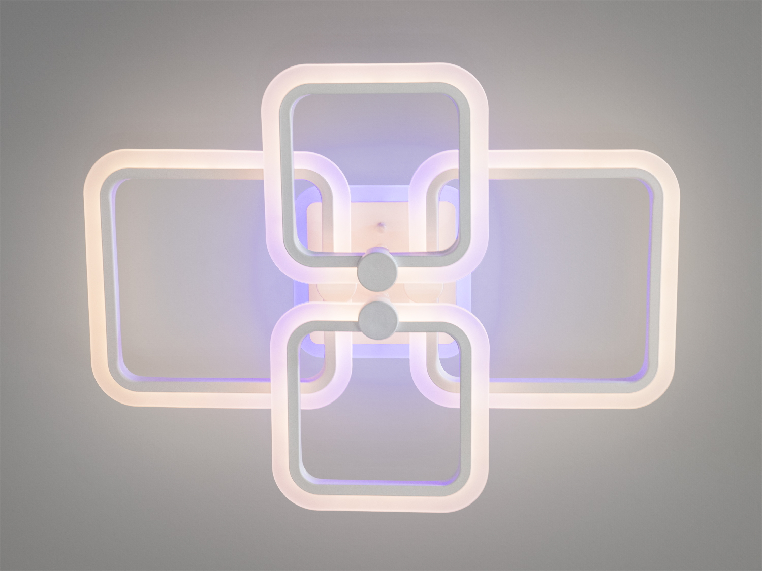 Світильник з квадратними LED елементами, що випромінюють ніжне фіолетове світло. Підходить для стильних приміщень.